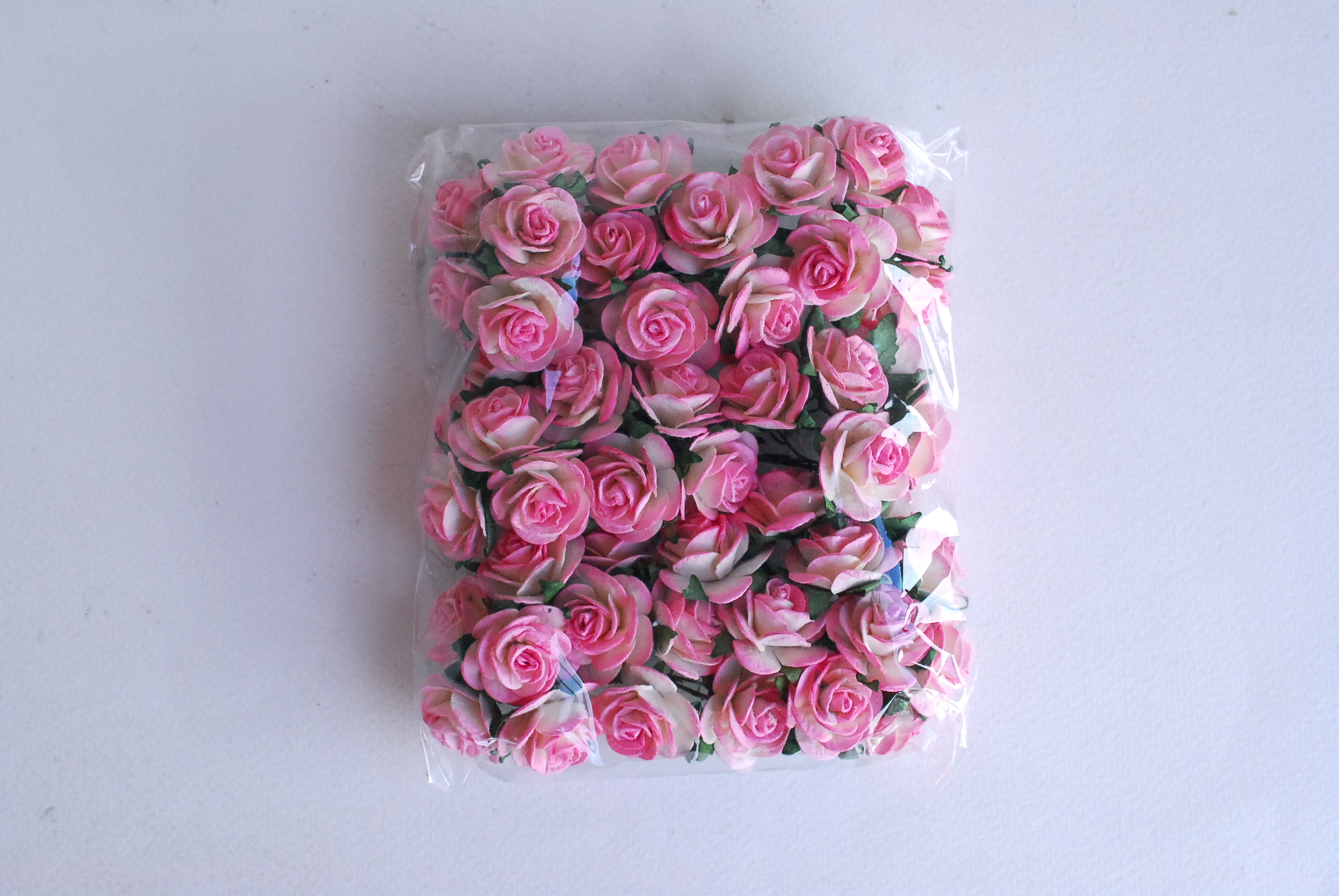 ดอกไม้กระดาษ ดอกไม้กระดาษสา ราคาส่ง,ดอกไม้กุหลาบกระดาษ ดอกกุหลาบกระดาษสา ดอกไม้ประดิษฐ์ สำหรับตกแต่ง หรืองานแต่งงาน สีชมพูกลางปัดสีออฟไวท์ (สีเกือบขาว) ขนาด 2.5 cm. จำนวน 50 ดอก Paper flowers, small roses DIY paper supplies 50 pieces size 2.5 cm.