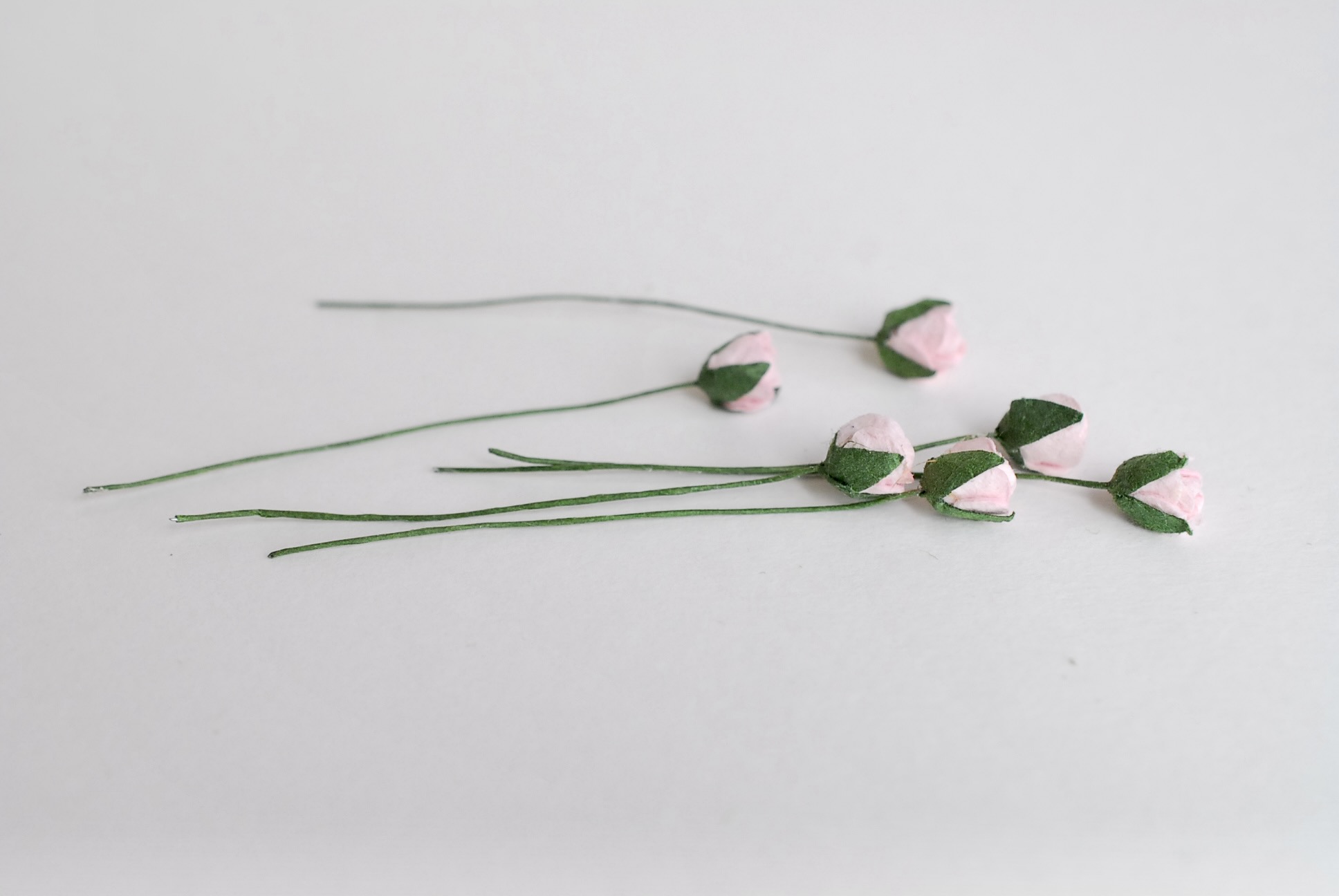 ดอกไม้กระดาษสา ดอกไม้กระดาษสา จตุจักร งานประดิษฐ์ ดอกไม้ทำข้อมือเพื่อนเจ้าสาว แต่งงาน, ดอกกุหลาบตูม 50 ดอก สีชมพู ขนาด 0.8x 0.8 cm. paper flowers, budding roses flower 0.8 x0.8 cm. 50 pieces.pink color