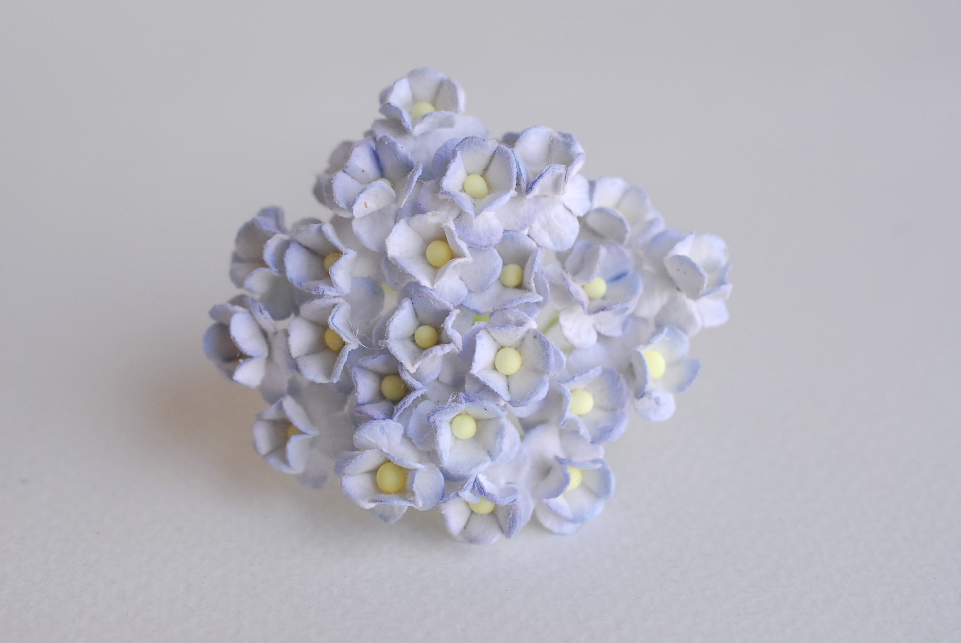 ดอกไม้กระดาษสา ดอกไม้กระดาษสาราคาส่ง ดอกไม้กระดาษสำหรับตกแต่ง งานแต่งงาน หรือติดของชำร่วย ดอก creeping lady 100 ดอก ขนาด 0.8 cm. สีฟ้าตุ่นปัดขาว Small Paper Flower with stem, , 100 pcs., size 0.8 cm., creeping flowers 2 layers, pale blue brush color.