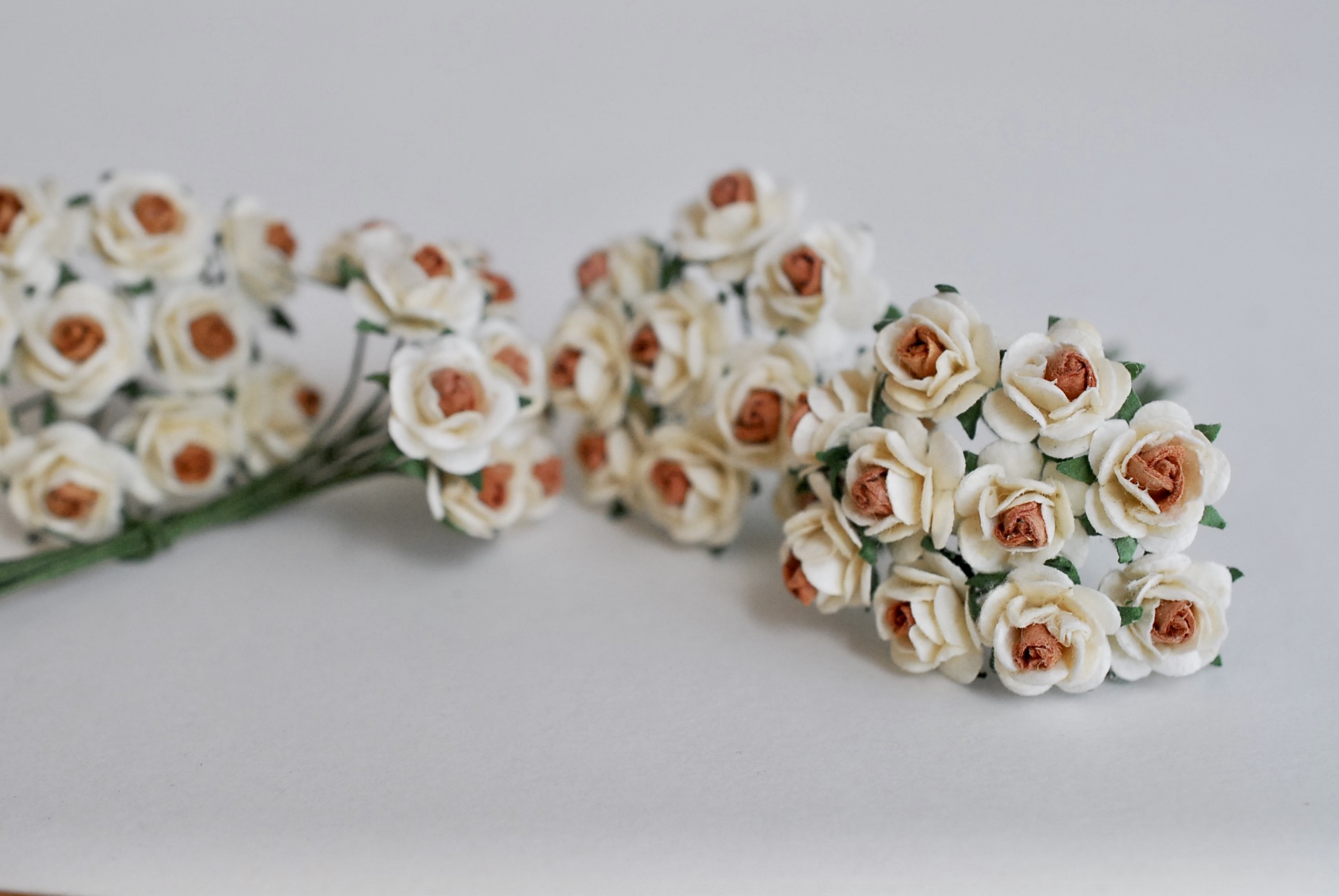 ดอกไม้กระดาษสาสำหรับตกแต่ง ของชำร่วย ดอกกุหลาบ กระดาษสา สีน้ำตาล-ขาว ขนาด 1 cm. จำนวน 100 ดอก/1 ถุง