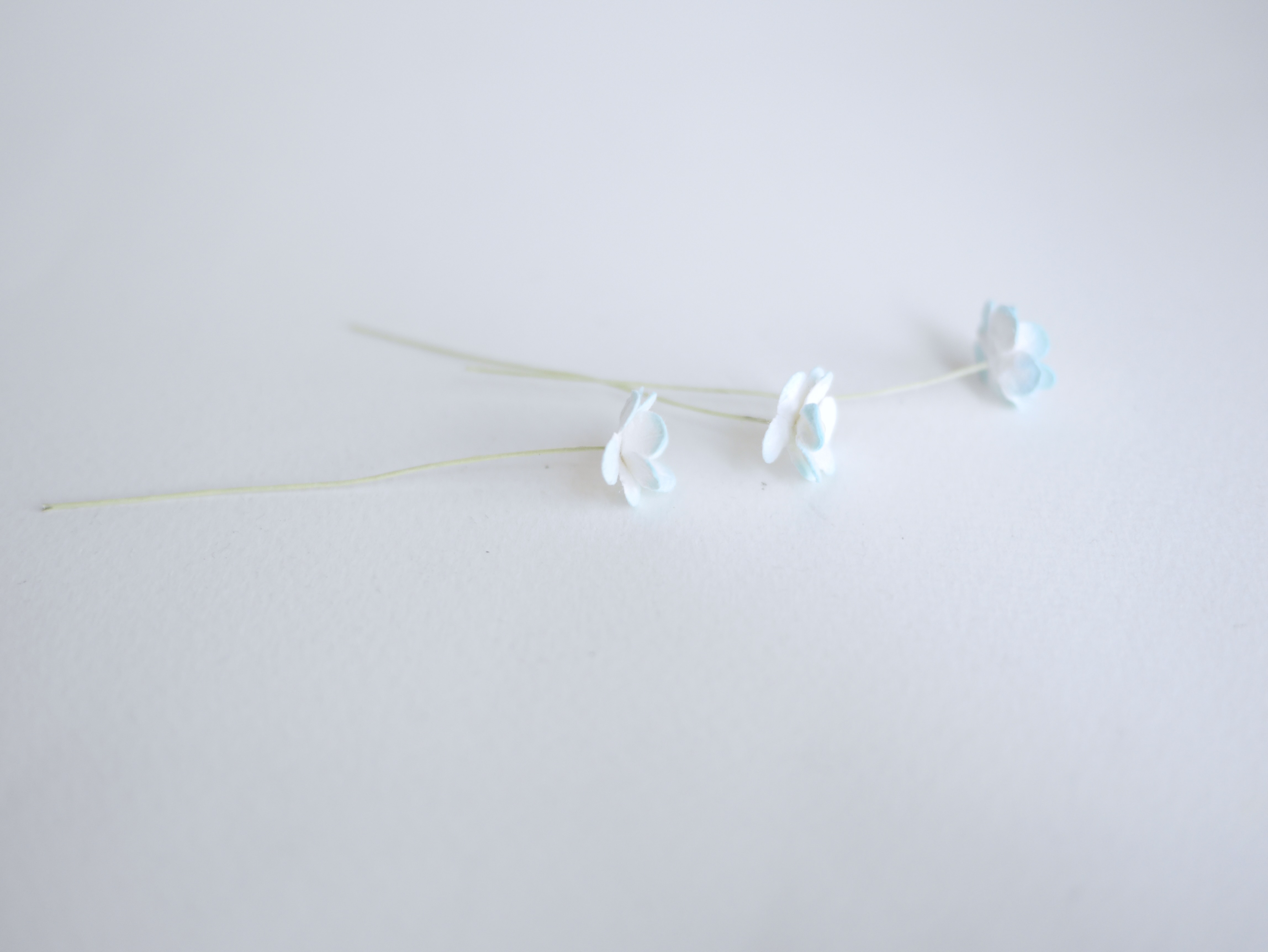 ดอกไม้กระดาษสา ราคาส่ง, ดอกไฮเดรนเยียกระดาษสา ดอกไม้ประดิษฐ์ ตกแต่งงานแต่งงาน ประดิษฐ์ข้อมือ เพื่อนเจ้าสาว ขนาด 1.5 cm., สำหรับของชำร่วย, งานแต่งงาน, ดอกไม้ทำข้อมือเจ้าสาว สีฟ้าอ่อนปัดขาว จำนวน 100 ดอก Paper flower,100 Pieces mulberry hydenyia, blue-sky b