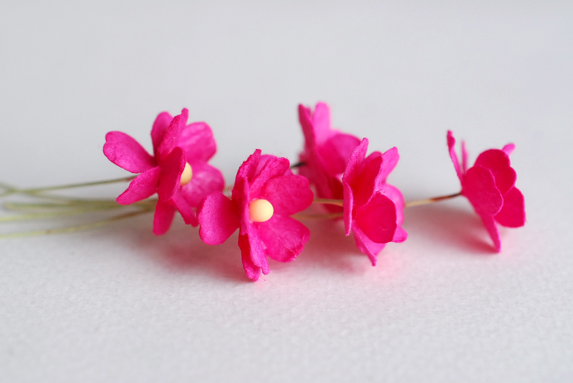 ดอกไม้กระดาษสา ราคาส่ง, ดอกไฮเดรนเยียกระดาษสา ดอกไม้ประดิษฐ์ ตกแต่งงานแต่งงาน ประดิษฐ์ข้อมือเพื่อนเจ้าสาว ขนา่ด 1.5 cm., สำหรับของชำร่วย, งานแต่งงาน, ดอกไม้ทำข้อมือเจ้าสาว สีชมพูบานเย็น จำนวน 100 ดอก Paper flower,100 Pieces mulberry hydrangea magenta colo