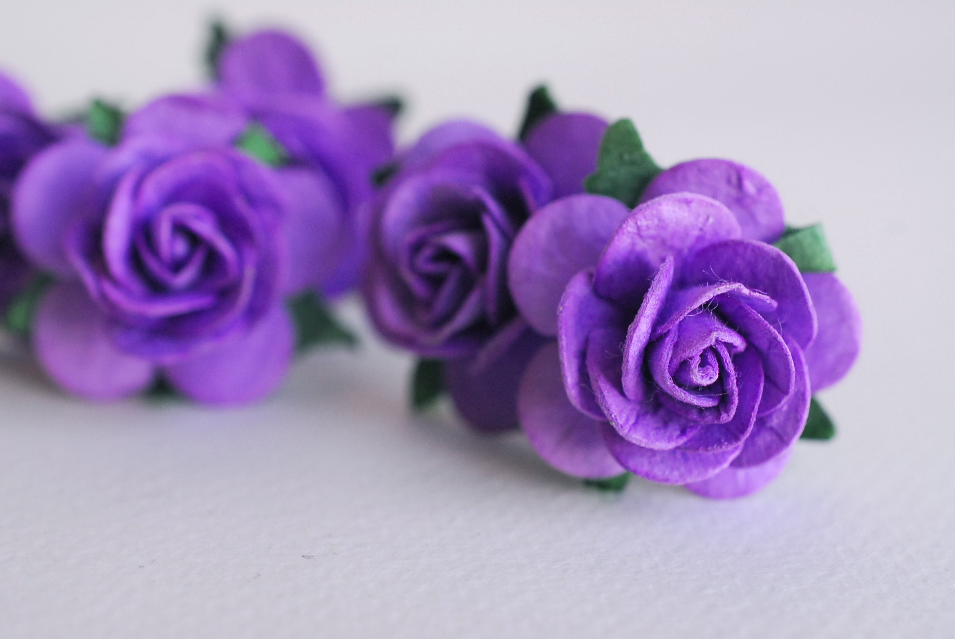 ดอกไม้กระดาษ ดอกไม้กระดาษสา ราคาส่ง,ดอกไม้กุหลาบกระดาษ ดอกกุหลาบกระดาษสา ดอกไม้ประดิษฐ์ สำหรับตกแต่ง หรืองานแต่งงาน สีม่วง ขนาด 2.5 cm. จำนวน 50 ดอก