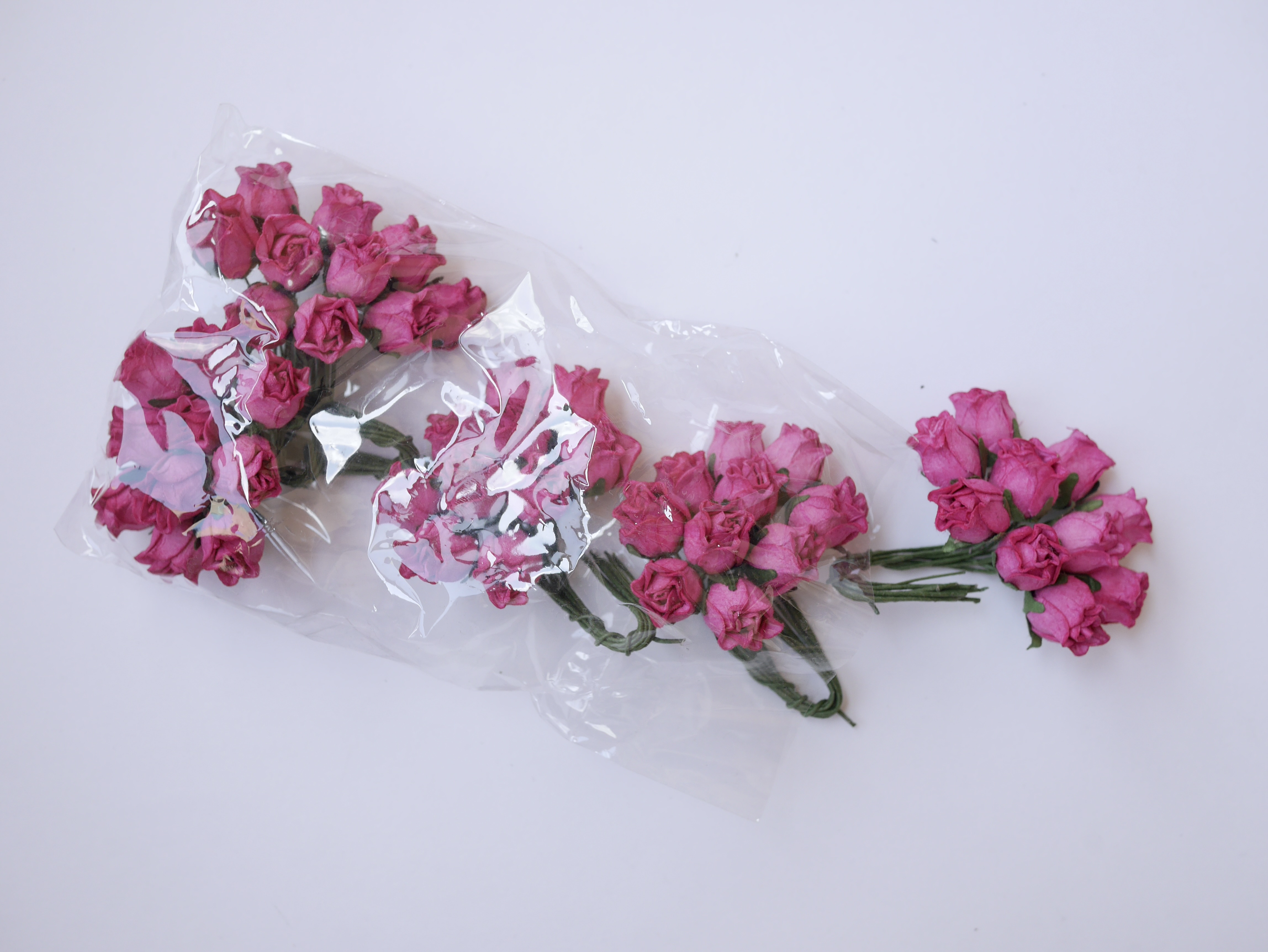 ดอกไม้กระดาษสา ดอกไม้กระดาษสา จตุจักร งานประดิษฐ์ ดอกไม้ทำข้อมือเพื่อนเจ้าสาว แต่งงาน, ดอกกุหลาบตูม 50 ดอก สีชมพูร้อนแรง color ขนาด 1.5 cm. paper flowers, budding roses flower 1.5 cm. 50 pieces. hot pink color.