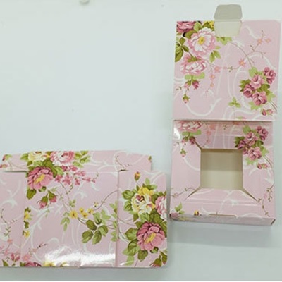 กล่องกระดาษแบบเปิดด้านบนสีชมพูลายดอกไม้ 9x9x3 cm. 50 ชิ้น :005002