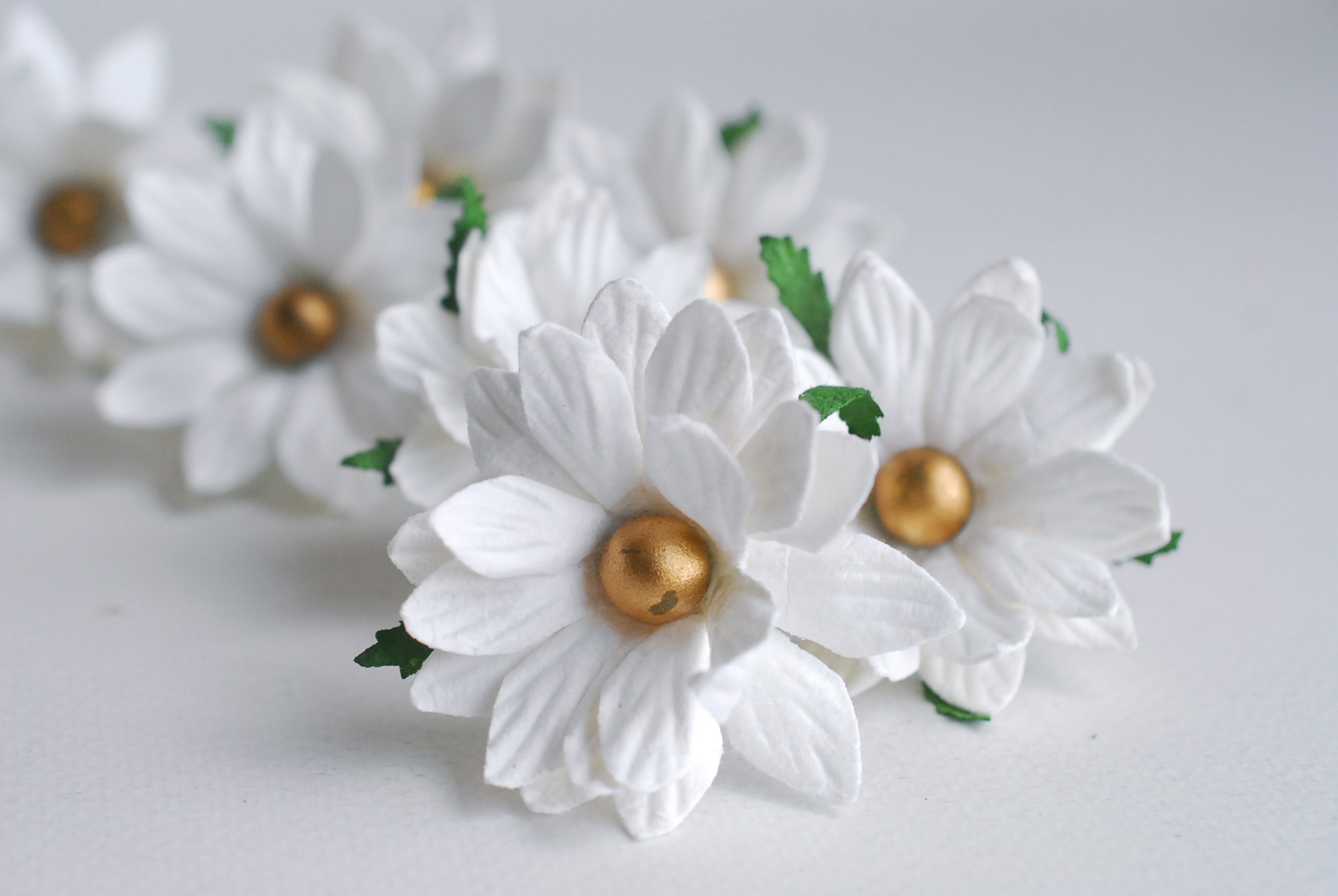 ดอกไม้กระดาษสา ดอกไม้ประดิษฐ์จากกระดาษสา ดอกเดซี่ เกสรสีทอง ดอกไม้กระดาษสาขายส่ง ดอกไม้ประดิษฐ์ ดอกไม้ทำข้อมือเพื่อนเจ้าสาว ดอก daisy ขนาด 5cm. จำนวน 25 ดอก สีขาว Paper Flower, 25 Daisy Flowers, ivory color, size 5 cm., golden pollen.