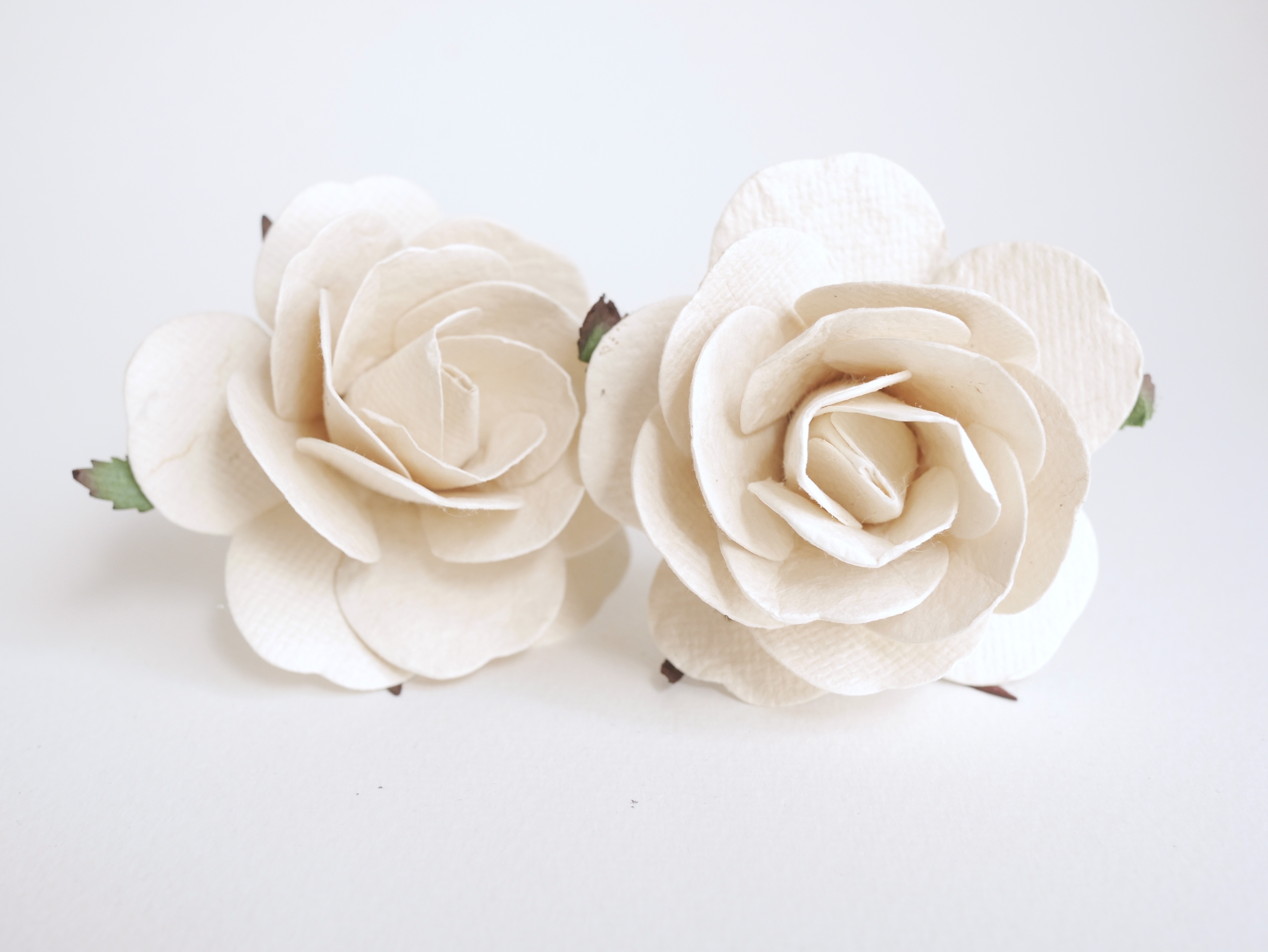 ดอกไม้กระดาษสา ขนาด 6.5 cm., สำหรับของชำร่วย, งานแต่งงาน, สีขาวตุ่น Paper flower, handmade flowers supplies, wedding decoration:10 Pieces mulberry rose, 6.5 cm. of-white color.