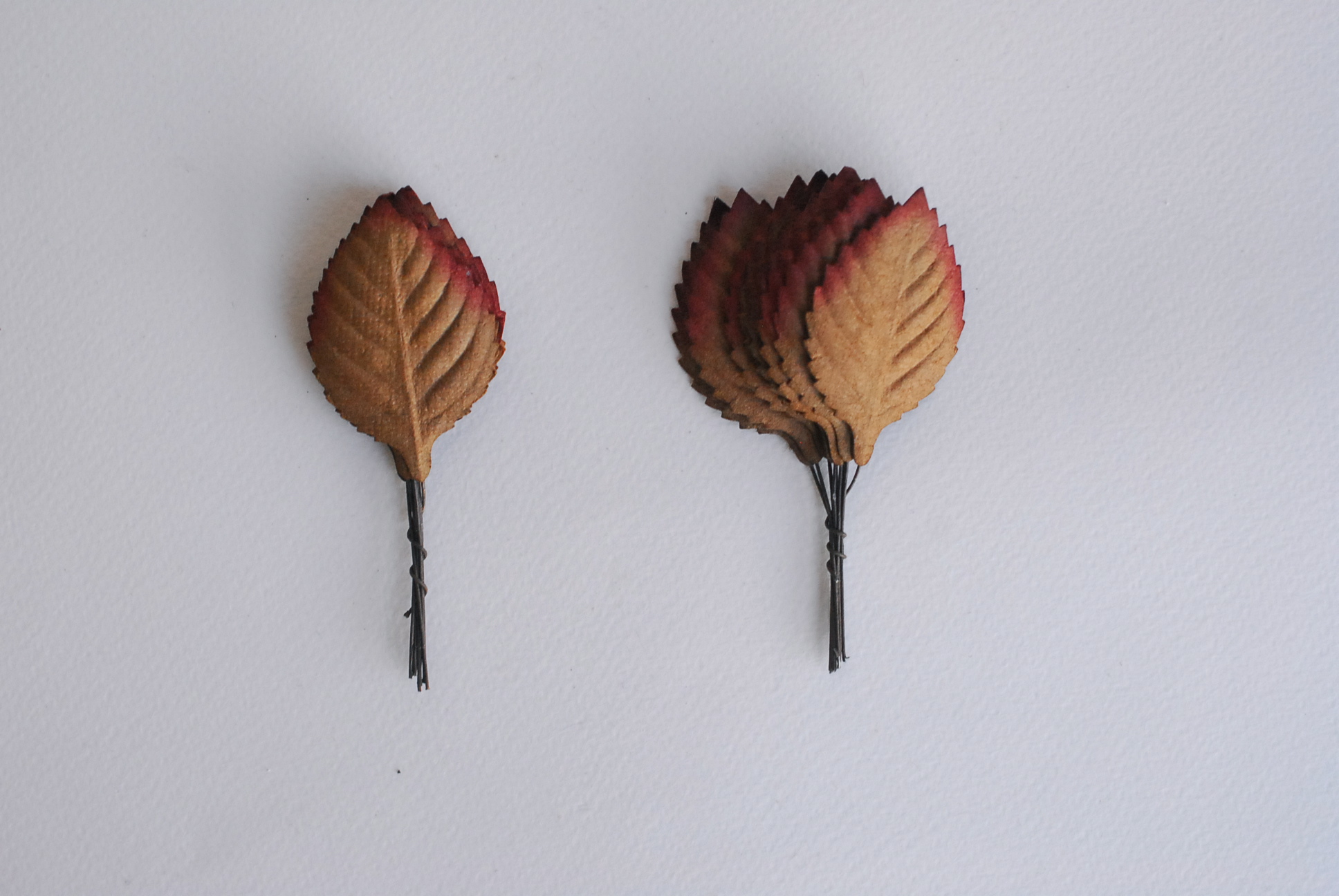 ใบไม้กระดาษ ใบไม้กระดาษสา ราคาส่ง,ใบไม่้กุหลาบกระดาษ สำหรับดอกกุหลาบกระดาษสา ใบไม้ประดิษฐ์ สำหรับตกแต่ง หรืองานแต่งงาน สีน้ำตาลปัดแดง ขนาด 4.5x2.5 cm. จำนวน 50 ใบ