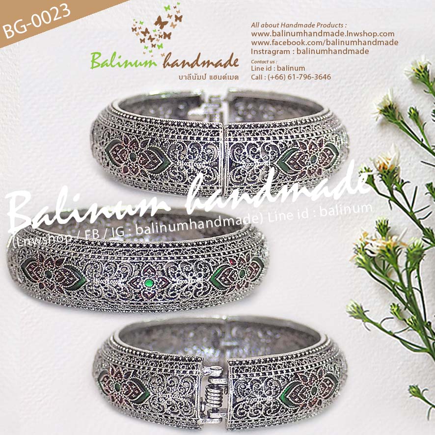 กำไลเงินรมดำฉลุลาย งานลงยาสีแดงเขียว สไตล์โบฮีเมียนวินเทจ สวมใส่ง่าย เพราะเป็นแบบง้าง เงิน (Silver)