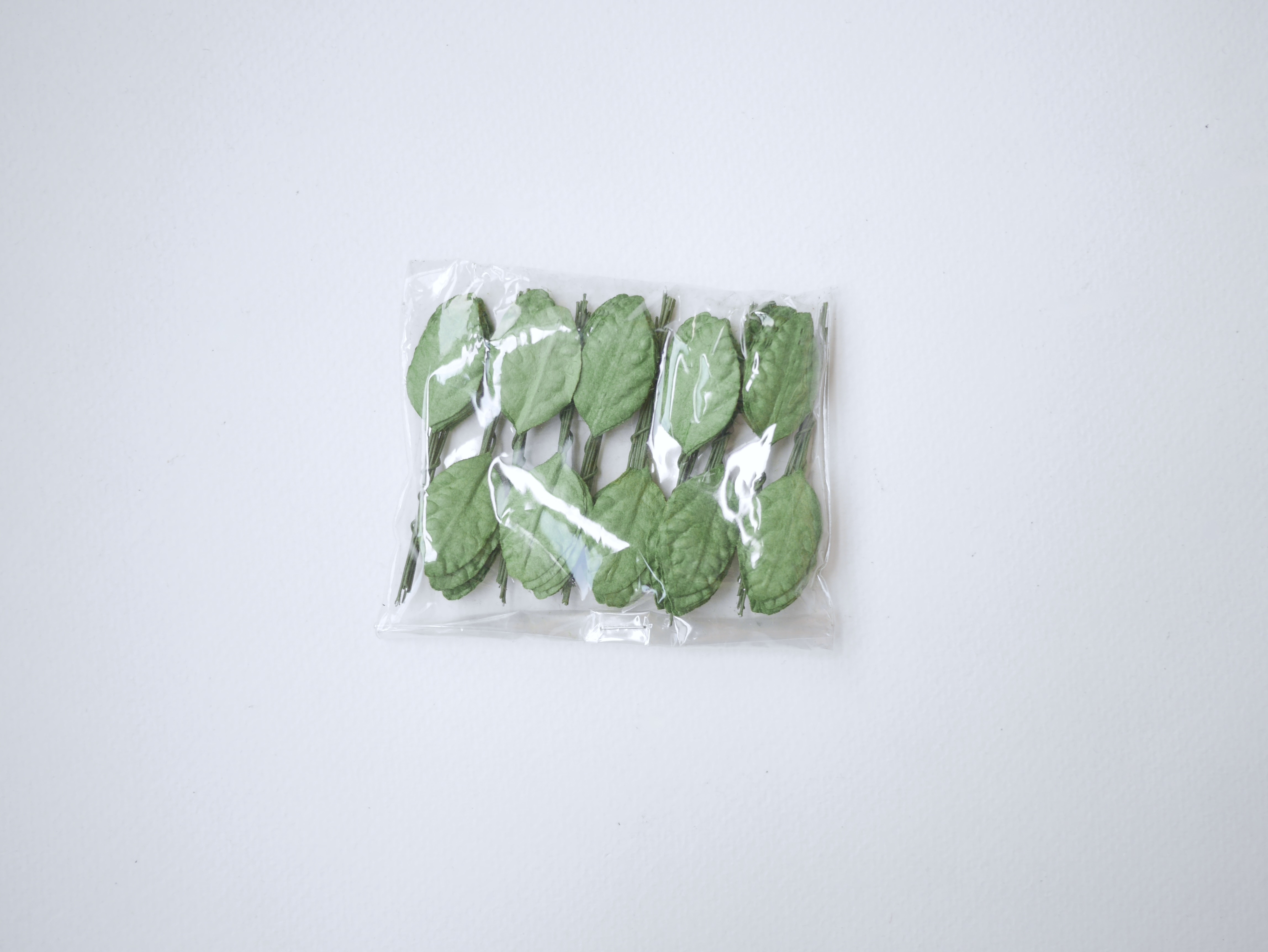 ใบไม้กระดาษ ใบไม้กระดาษสา ราคาส่ง,ใบไม้กุหลาบกระดาษ สำหรับดอกมะลิกระดาษสา ใบไม้ประดิษฐ์ สำหรับตกแต่ง หรืองานแต่งงาน สีเขียว ขนาด 2.5x1.5 cm. จำนวน 100 ใบ