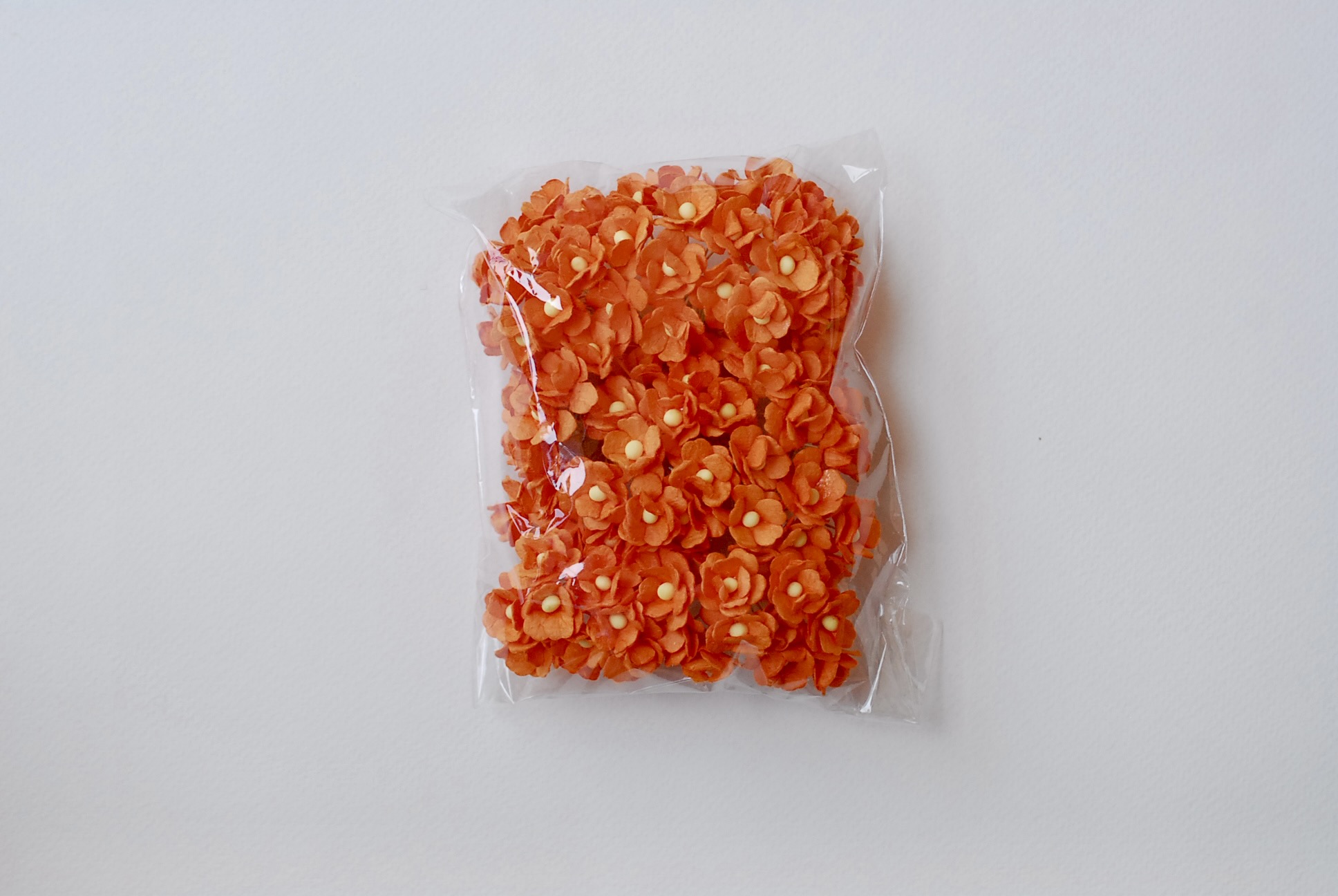 ดอกไม้กระดาษสา ราคาส่ง, ดอกไฮเดรนเยียกระดาษสา ดอกไม้ประดิษฐ์ ตกแต่งงานแต่งงาน ประดิษฐ์ข้อมือเพื่อนเจ้าสาว ขนาด 1.5 cm., สำหรับของชำร่วย, งานแต่งงาน, ดอกไม้ทำข้อมือเจ้าสาว สีส้ม จำนวน 100 ดอก Paper flower,100 Pieces mulberry hydenyia orange color