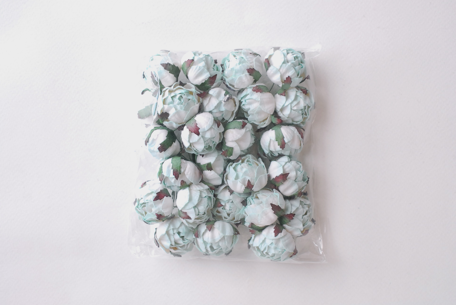 ดอกไม้กระดาษสา ดอกไม้กระดาษราคาส่ง ดอกกุหลาบจิ๋ว ดอกุหลาบทำข้อมือเพื่อนเจ้าสาว สำหรับตกแต่งของชำร่วย งานแต่งงาน ดอกกุหลาบกลม peony ขนาด 3.5 cm. จำนวน 25 ดอก, สีฟ้าอ่อนปัดสีขาว