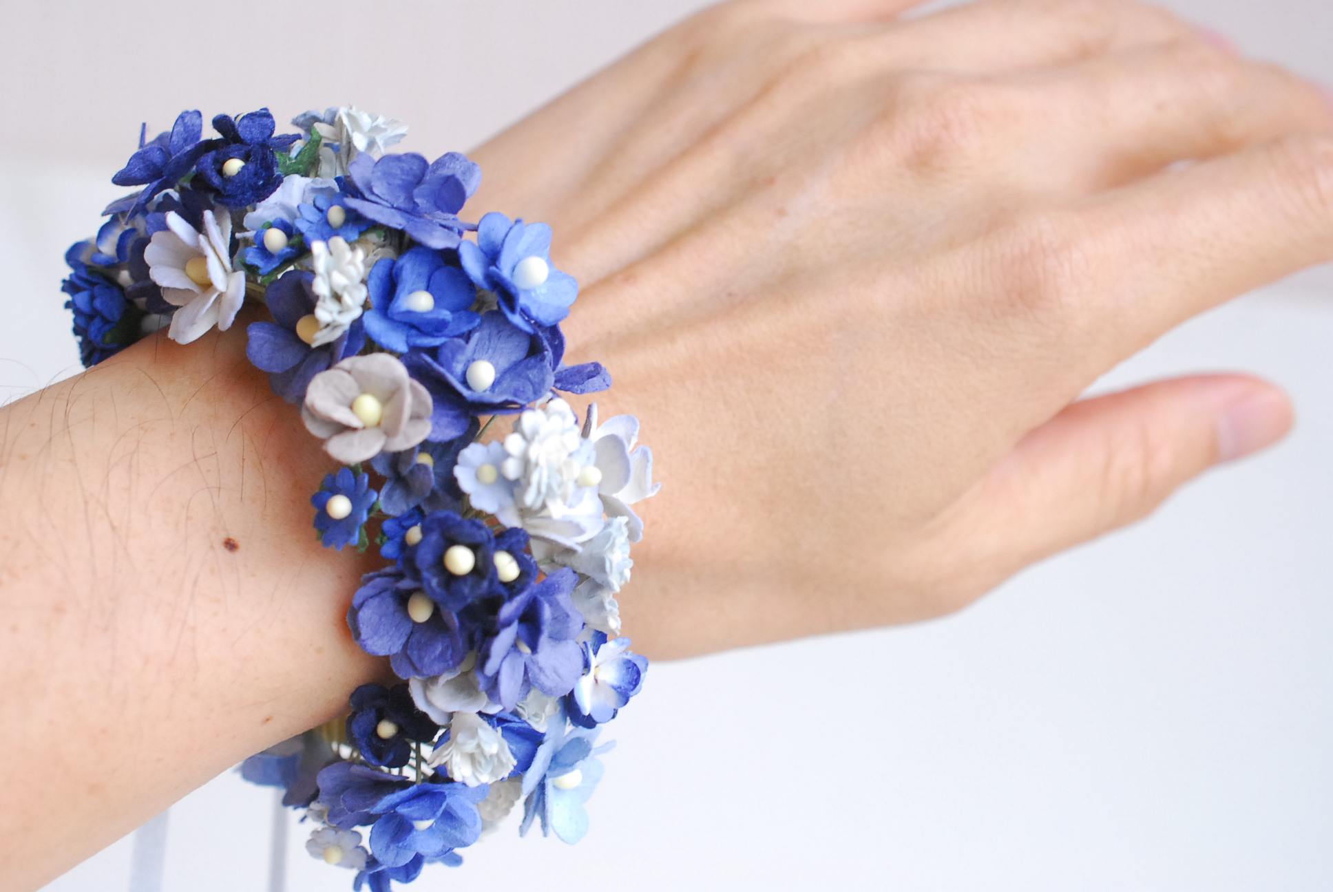 ข้อมือเพื่อนเจ้าสาว งานแต่งงาน ดอกไม้ประดิษฐ์ งานประดิษฐ์ DIY โทนสีน้ำเงิน ดอกไฮเดนเยียกระดาษสา และดอกไม้กระดาษสาขนาดเล็ก Handmade corsages 1 ชิ้น DIY corsage blue tone, hydenyia flowers 1 piece.