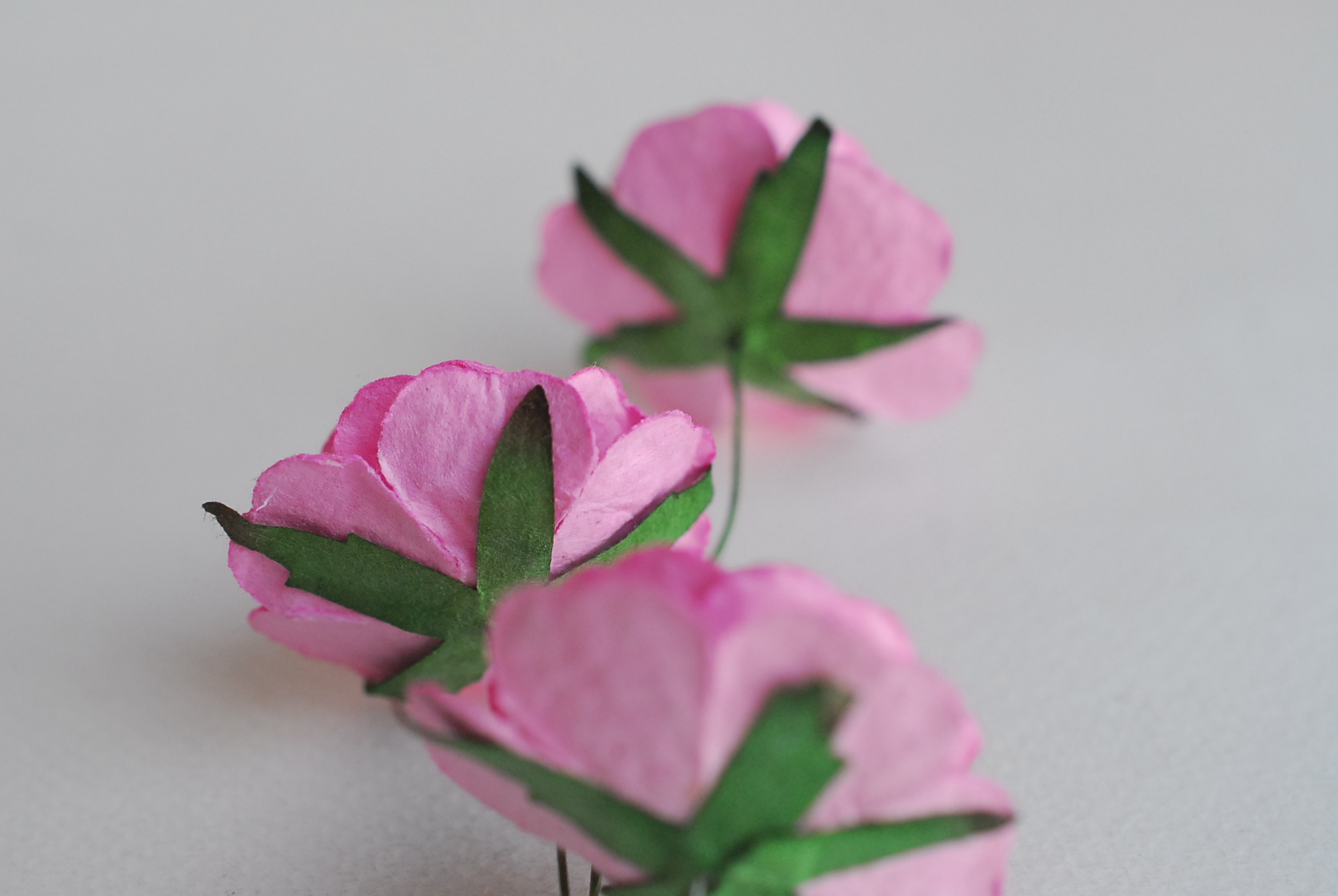 ดอกไม้กระดาษสา ดอกกุหลาบกระดาษสา ดอกไม้กุหลาบ ดอกไม้ประดิษฐ์ สำหรับตกแต่ง หรืองานแต่งงาน สีชมพูบานเย็น color code #119 ขนาด 3.5 cm. จำนวน 25 ดอก Paper flowers, handmade flowers, small roses paper size 3.5 cm. 25 pieces, pink magenta color.