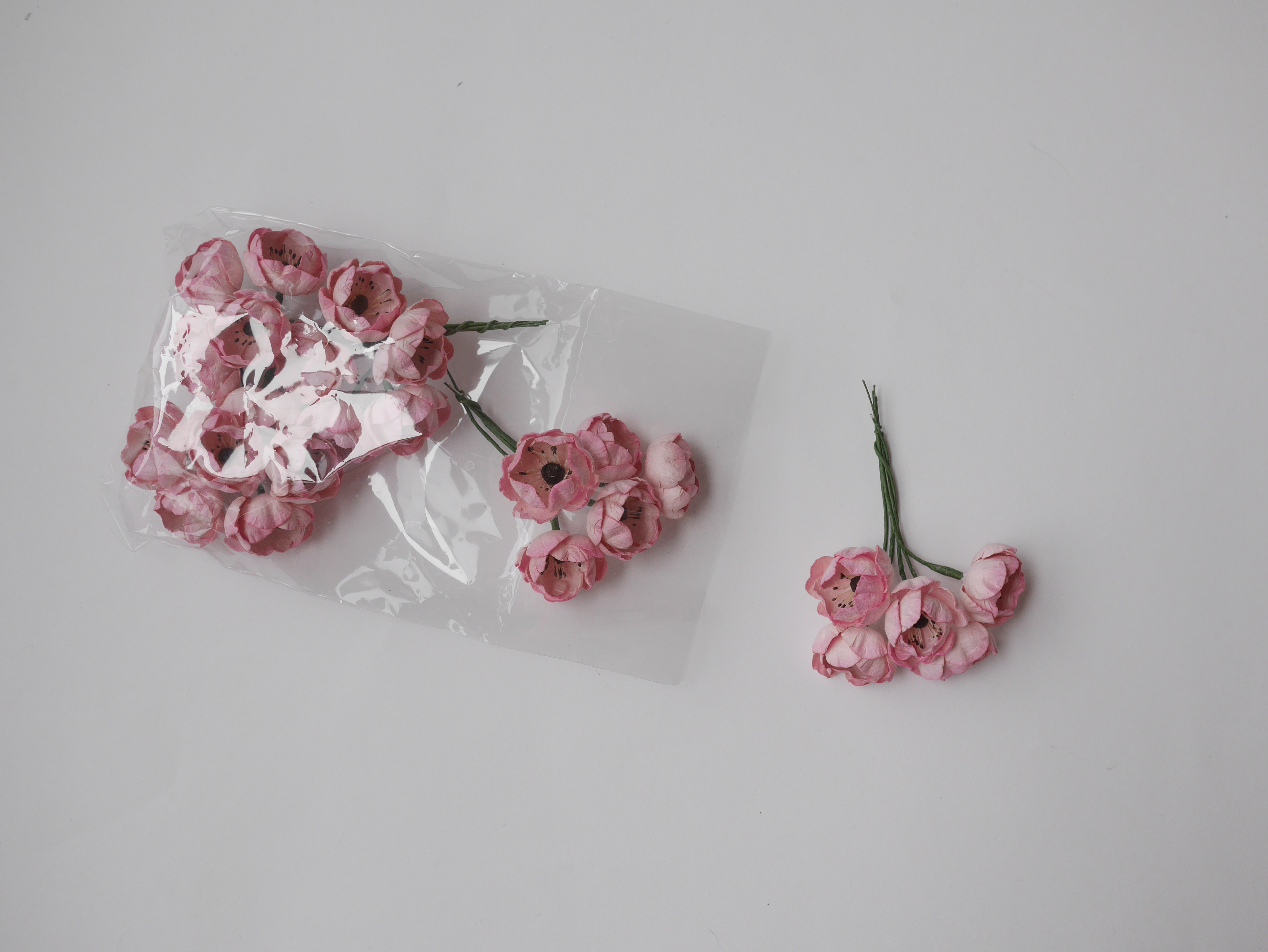 ดอกกุหลาบกระดาษสา peony ดอกไม้กระดาษสาราคาส่ง, ดอกไม้กระดาษ,ดอกไม้ประดิษฐ์ สำหรับตกแต่งของชำร่วย งานแต่งงาน ดอกกุหลาบกลม peony ขนาด 3.5 cm. จำนวน 25 ดอก, สีชมพูปัดสีขาว เกสรสีดำ Paper Flowers, Peony flowers supplies size 3.5cm./ 25 pieces, handmade flower