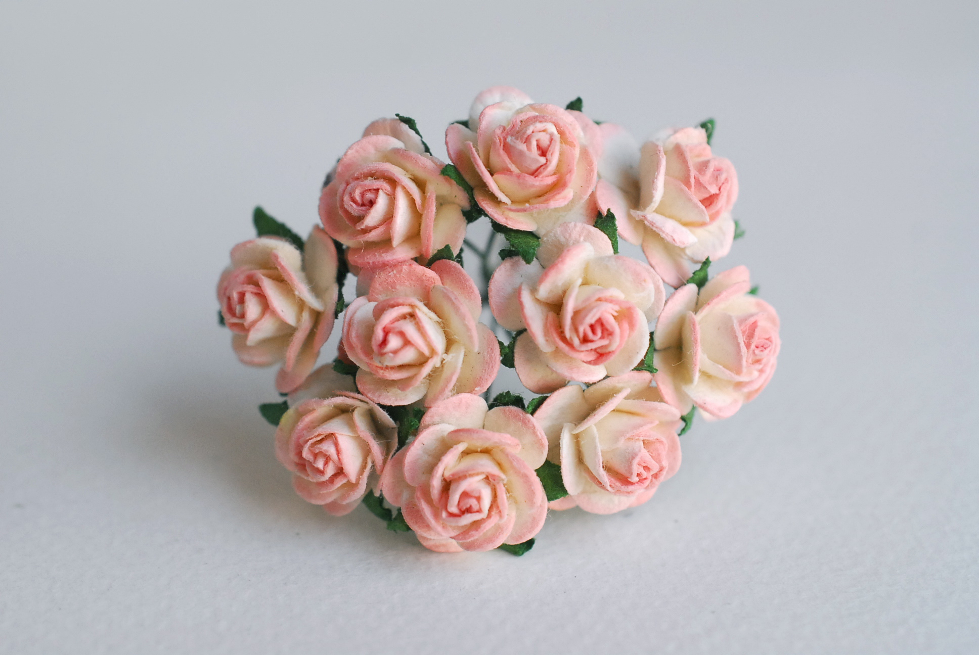ดอกไม้กุหลาบกระดาษ ดอกไม้กระดาษสา, ดอกกุหลาบจิ๋ว, ดอกไม้กระดาษสาขายส่ง สีพีชอ่อนปัดขาวขนาด 1.5 cm. จำนวน 100 ดอก Paper Flowers size 1.5 cm., mini roses soft peach brush white color, 100 pcs.