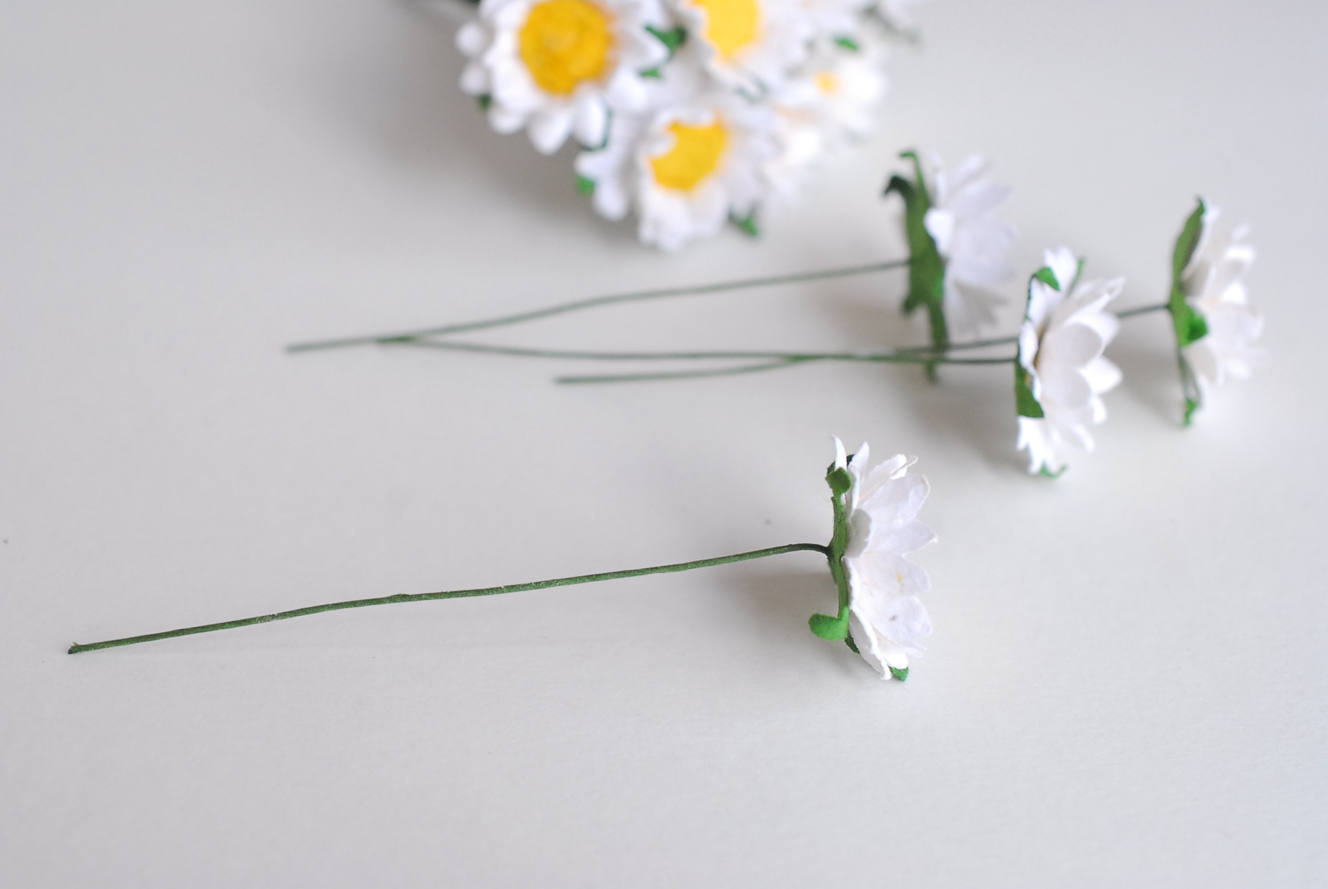 ดอกทานตะวันกระดาษ ดอกไม้กระดาษสา ดอกไม้ประดิษฐ์จากกระดาษสา ดอกทานตะวัน ดอกไม้กระดาษสาขายส่ง ดอกไม้ประดิษฐ์ ดอกไม้ทำข้อมือเพื่อนเจ้าสาว ขนาด 1.5 cm. จำนวน 50 ดอก สีเหลือง Paper Flower, Sun Flowers, white color, size 1.5 cm 50 pieces, yellow pollen.