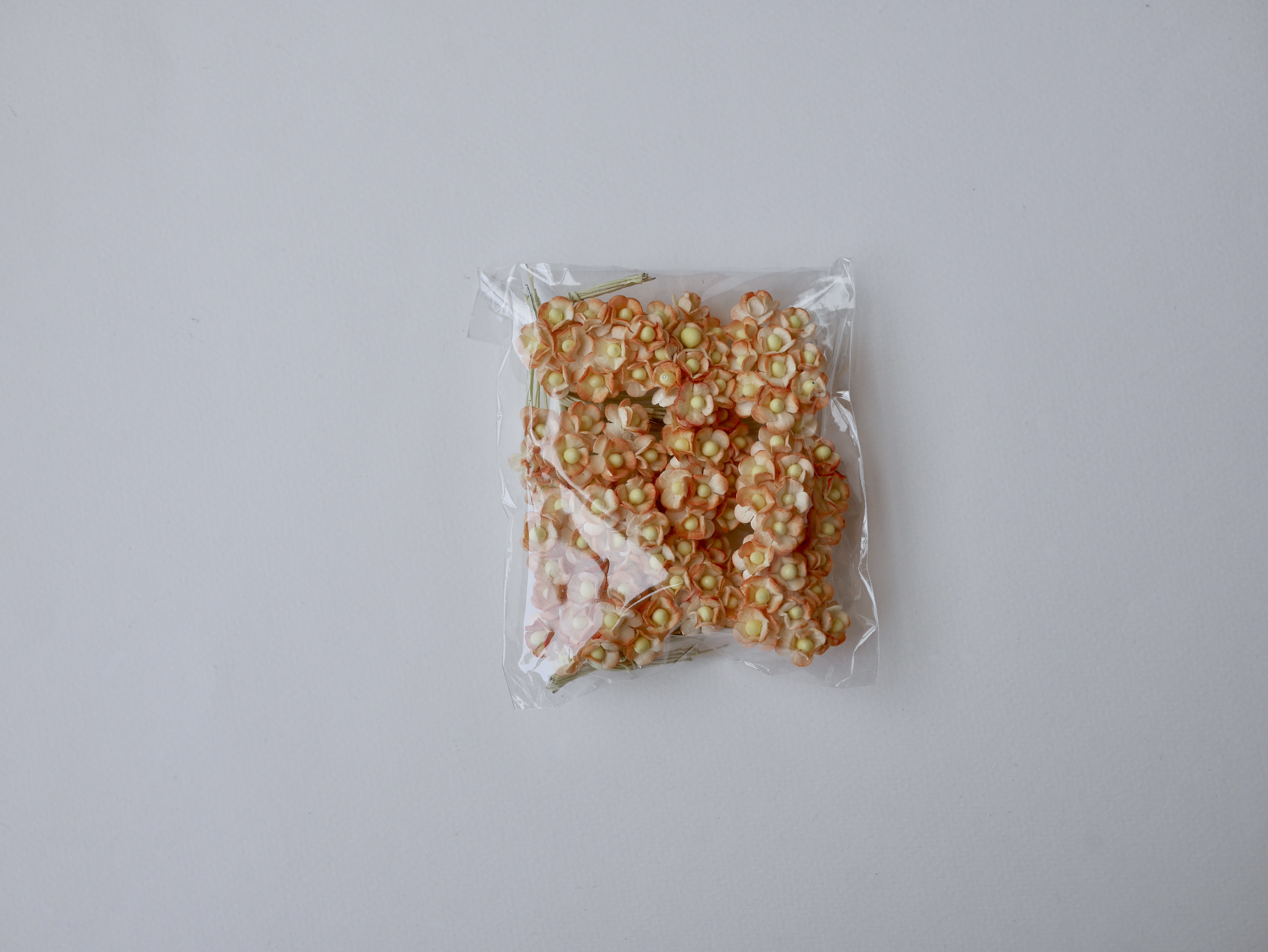 ดอกไม้กระดาษสา ดอกไม้กระดาษสาราคาส่ง ดอกไม้กระดาษสำหรับตกแต่ง งานแต่งงาน หรือติดของชำร่วย ดอก creeping lady 100 ดอก ขนาด 0.8 cm. สีส้มปัดสีขาว Small Paper Flower with stem, 100 pcs., size 0.8 cm., creeping flowers 2 layers, orange brush color.