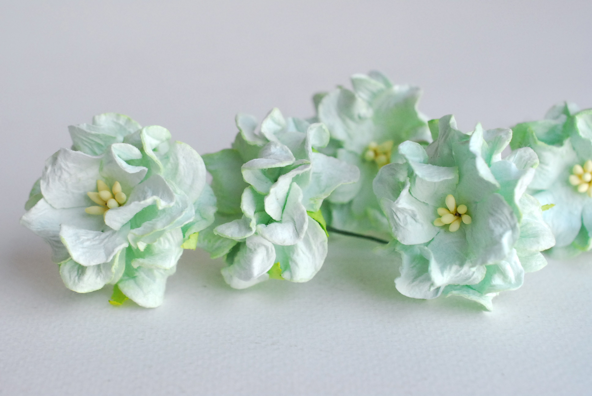 ดอกไม้กระดาษสา ราคาส่ง, ดอกการเดนเนียกระดาษสา ดอกไม้ประดิษฐ์ ตกแต่งงานแต่งงาน ประดิษฐ์ข้อมือเพื่อนเจ้าสาว ขนา่ด 3.5 cm., สำหรับของชำร่วย, งานแต่งงาน, ดอกไม้ทำข้อมือเจ้าสาว สีเขียวมิ้น จำนวน 25 ดอก Paper flower,25 Pieces mulberry gardenia flowers supplies,