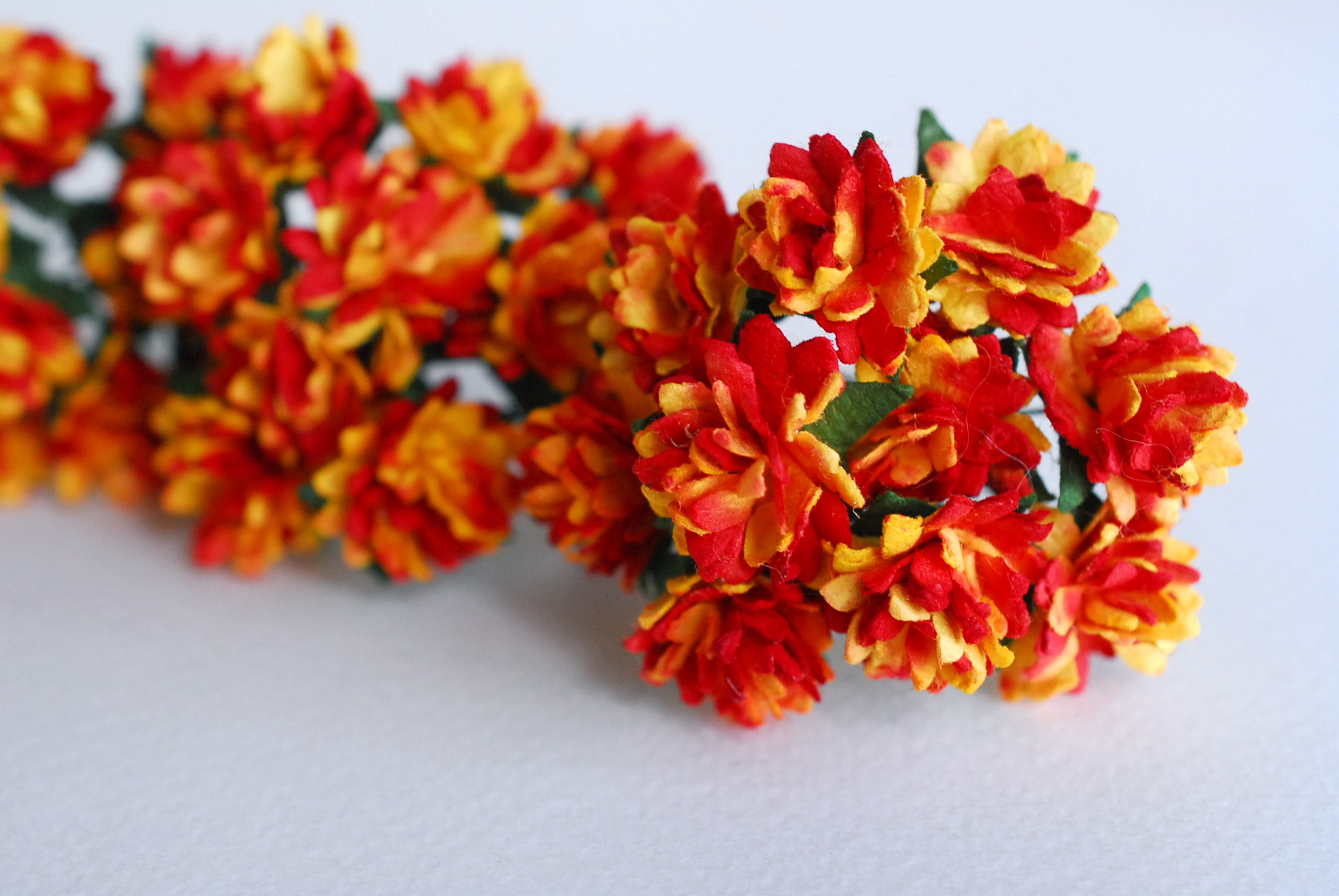 ดอกไม้ประดิษฐ์, ดอกไม้กระดาษสา, ดอก gypsophila, ดอกยิปโซ งานประดิษฐ์ตกแต่งของชำร่วย, ดอกไม้ขนาด 1.5 cm. ดอกไม้ทำพานพุ่ม,พานพวงมาลัย, พานรับไหว้, ขันหมาก. สีแดงปัดเหลือง
