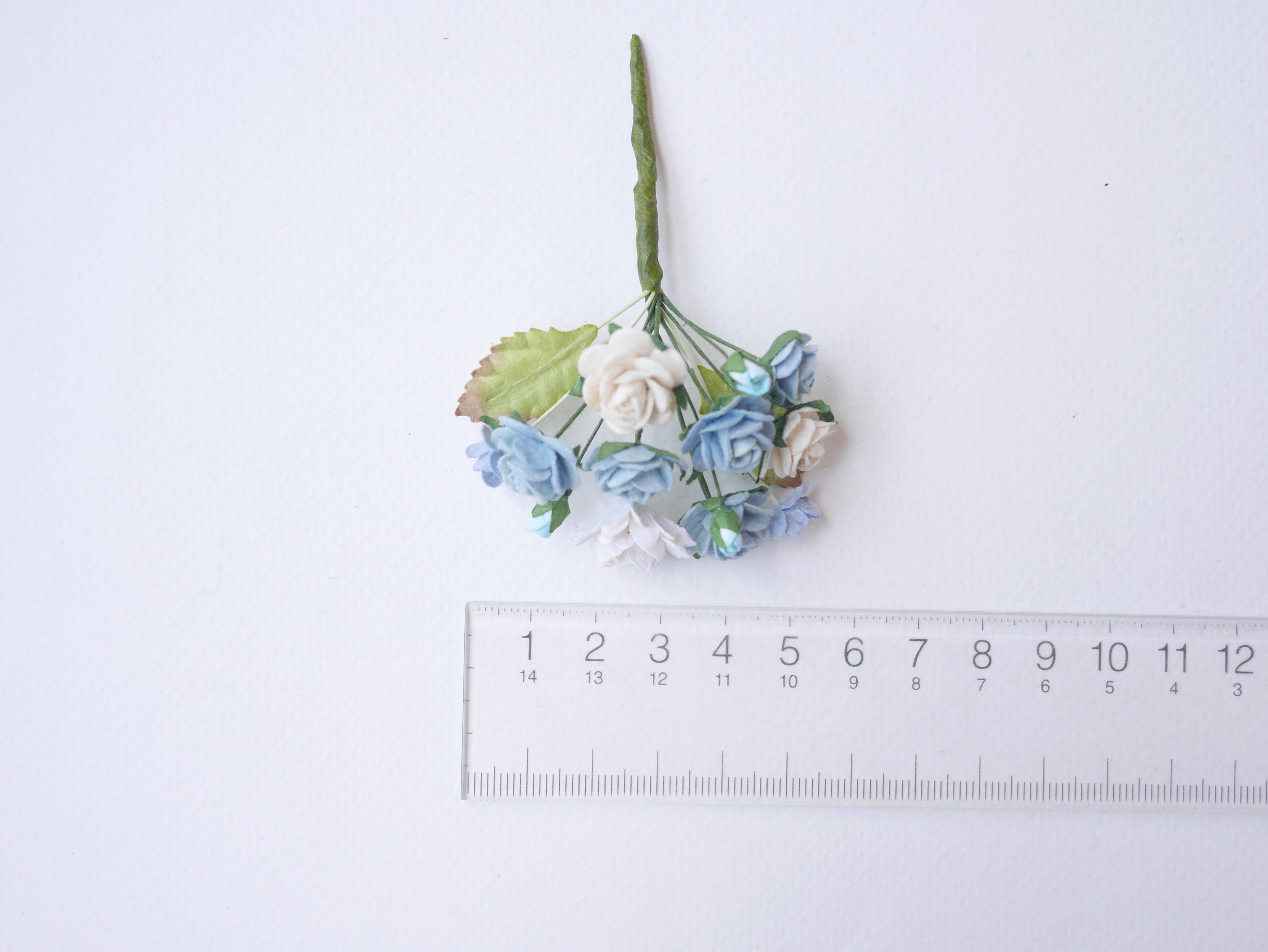 ช่อดอกไม้กระดาษ 4 ชิ้น ดอกไม้ประดับ งานแต่งงาน งานประดิษฐ์ ของชำร่วย ดอกไม้กระดาษสา งานแต่งงาน DIY wedding boutonniere or making centerpieces gift decoration, pale blue and white color.