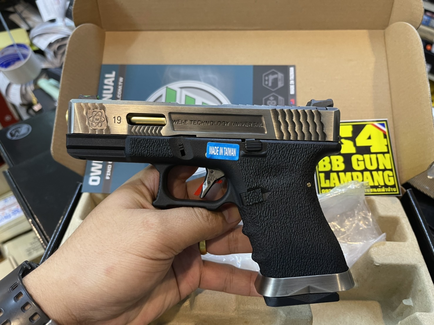 WE Glock19 G-Force Custom – เฟรมดำ สไลด์เงิน ลำกล้องทอง