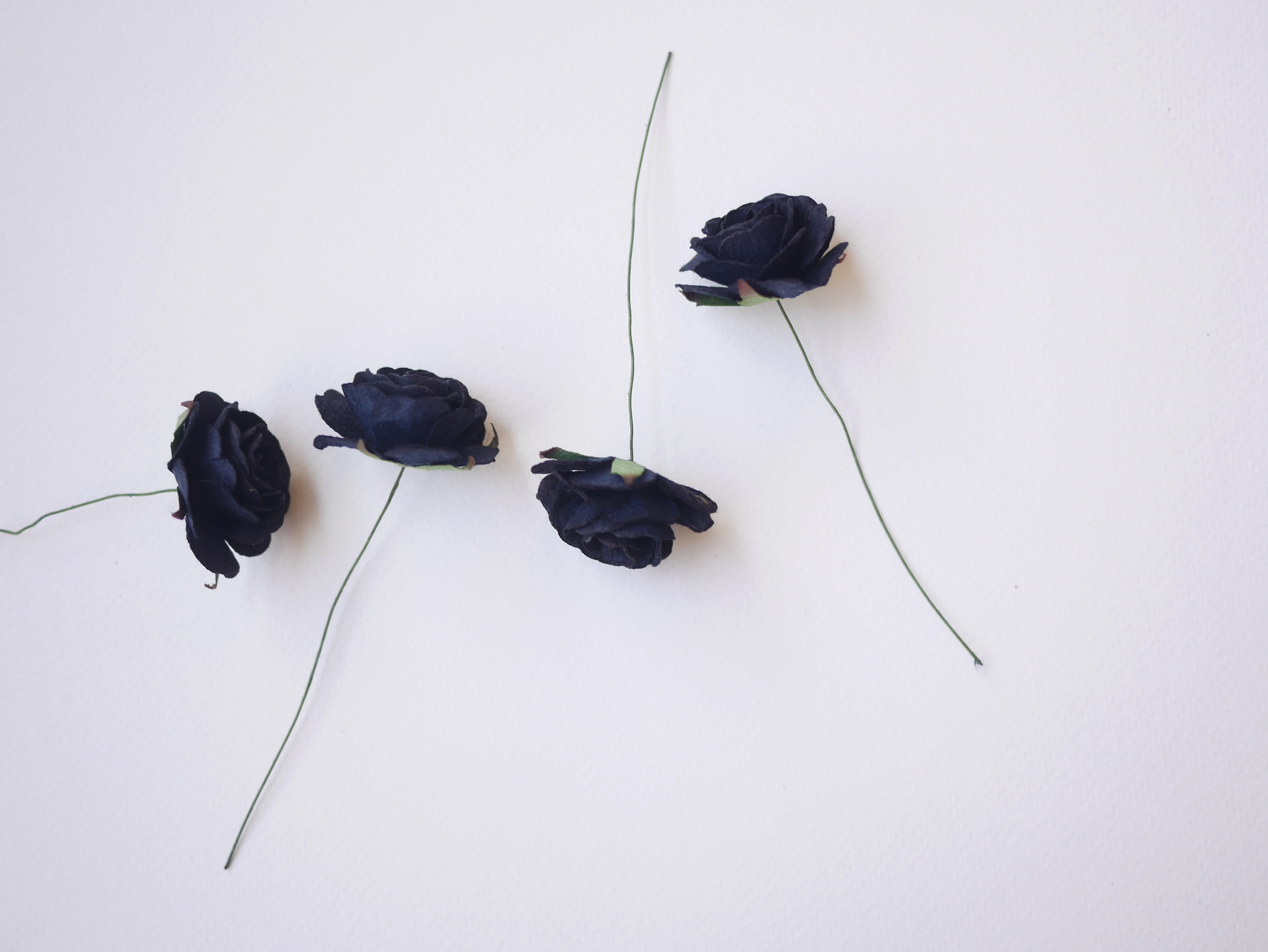 ดอกไม้กระดาษสา ราคาส่ง, ดอกกุหลาบกระดาษสา ดอกไม้ประดิษฐ์ สำหรับตกแต่ง แทนดอกไม้จันทน์ สีดำ ขนาด 3.5 cm. จำนวน 25 ดอก Paper flowers, handmade flowers, small roses paper size 3.5 cm. 25 pieces, black color.