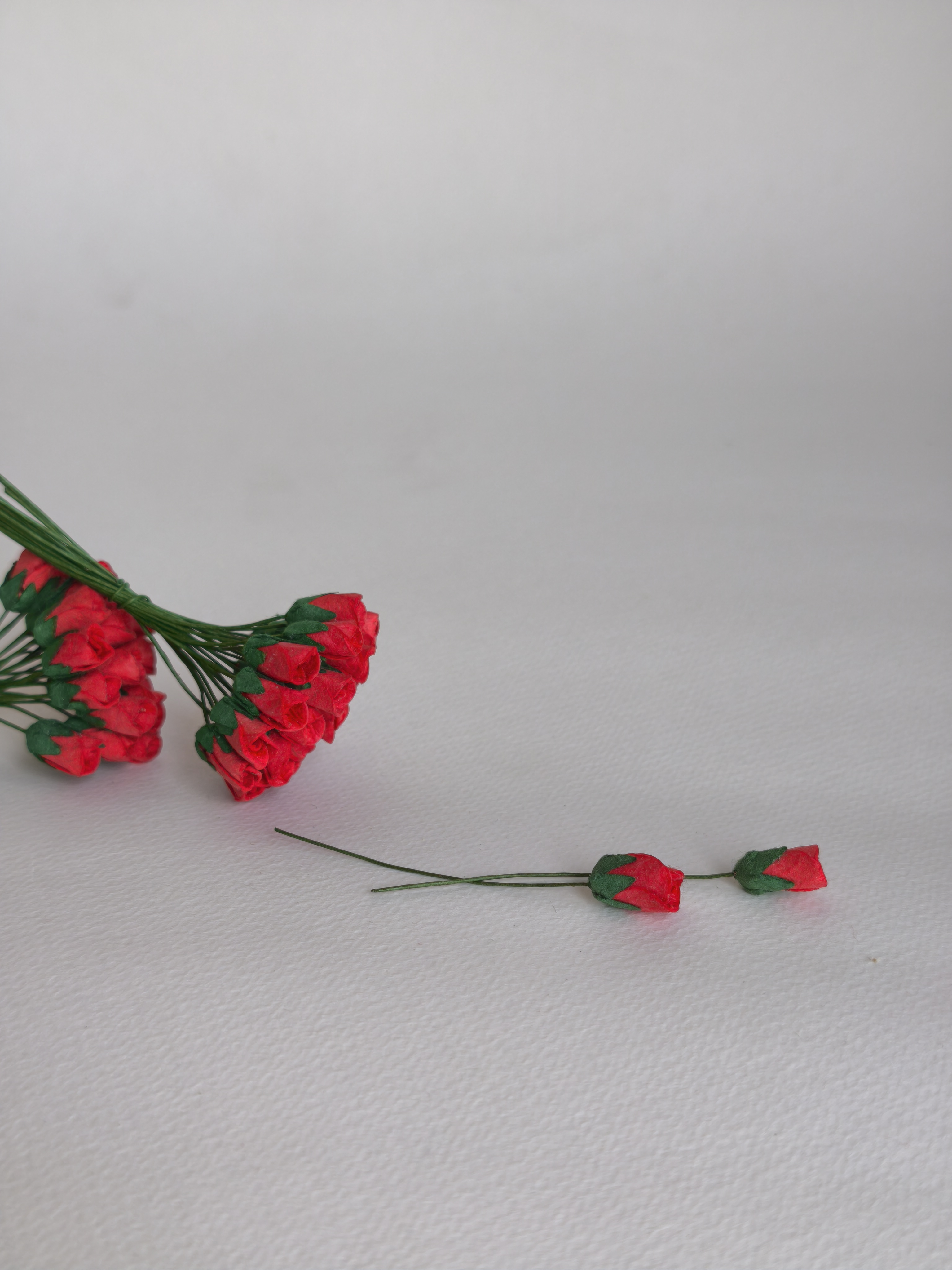 ดอกไม้กระดาษสา ดอกไม้กระดาษสา จตุจักร งานประดิษฐ์ ดอกไม้ทำข้อมือเพื่อนเจ้าสาว แต่งงาน, ดอกกุหลาบตูม 50 ดอก สีแดง ขนาด 0.8x1.5 cm. paper flowers, budding roses flower 0.8 x1.5 cm. 50 pieces. red color