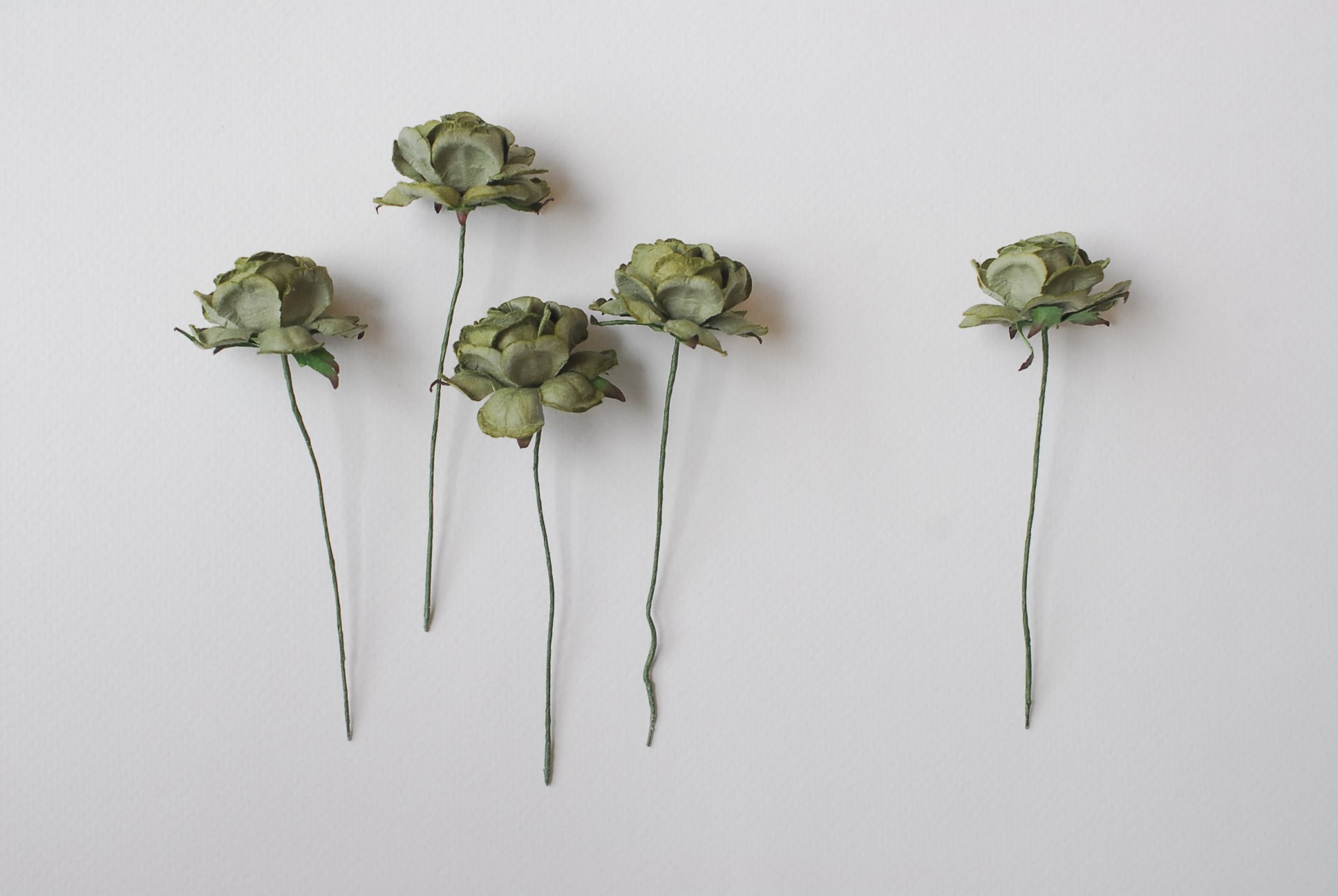 ดอกไม้กุหลาบกระดาษ ดอกไม้กระดาษสา, ของชำร่วย,ดอกกุหลาบ, ดอกไม้ประดิษฐ์สำหรับงานแต่งงาน จำนวน 25 ดอก, สีเขียวเข้ม Paper Flower, 25 pieces roses paper size 3.5 cm., dark green color.