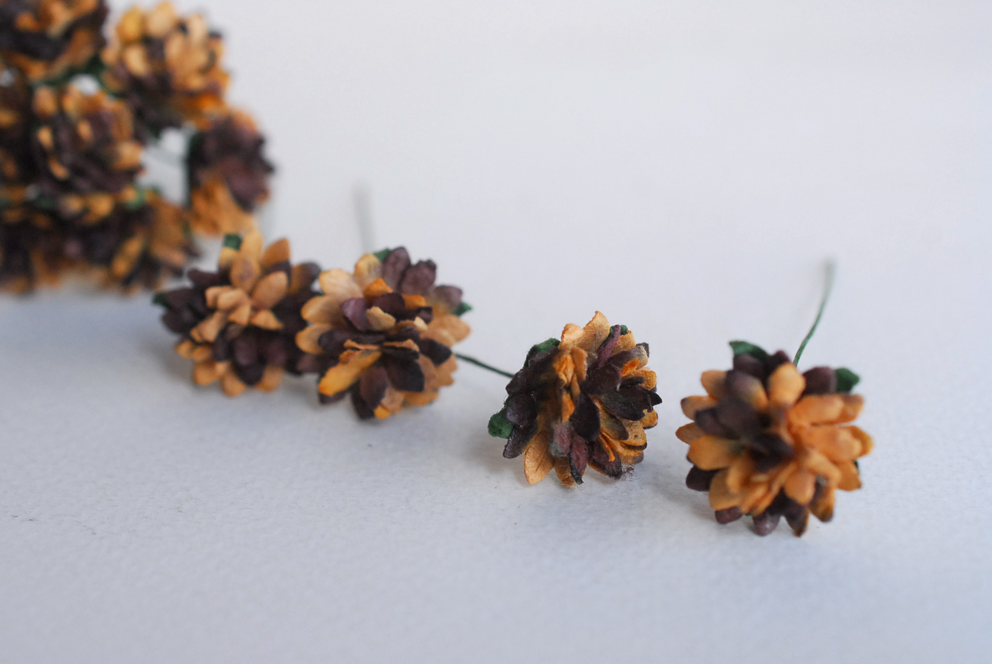 ดอกไม้ประดิษฐ์, ดอกไม้กระดาษสา, ดอก gypsophila, ดอกยิปโซ งานประดิษฐ์ตกแต่งของชำร่วย, ดอกไาด 1.5 cmม้ทำพานพุ่ม,พานพวงมาลัย, พานรับไหว้, ขันหมาก. สีน้ำตาลไหม้ปัด