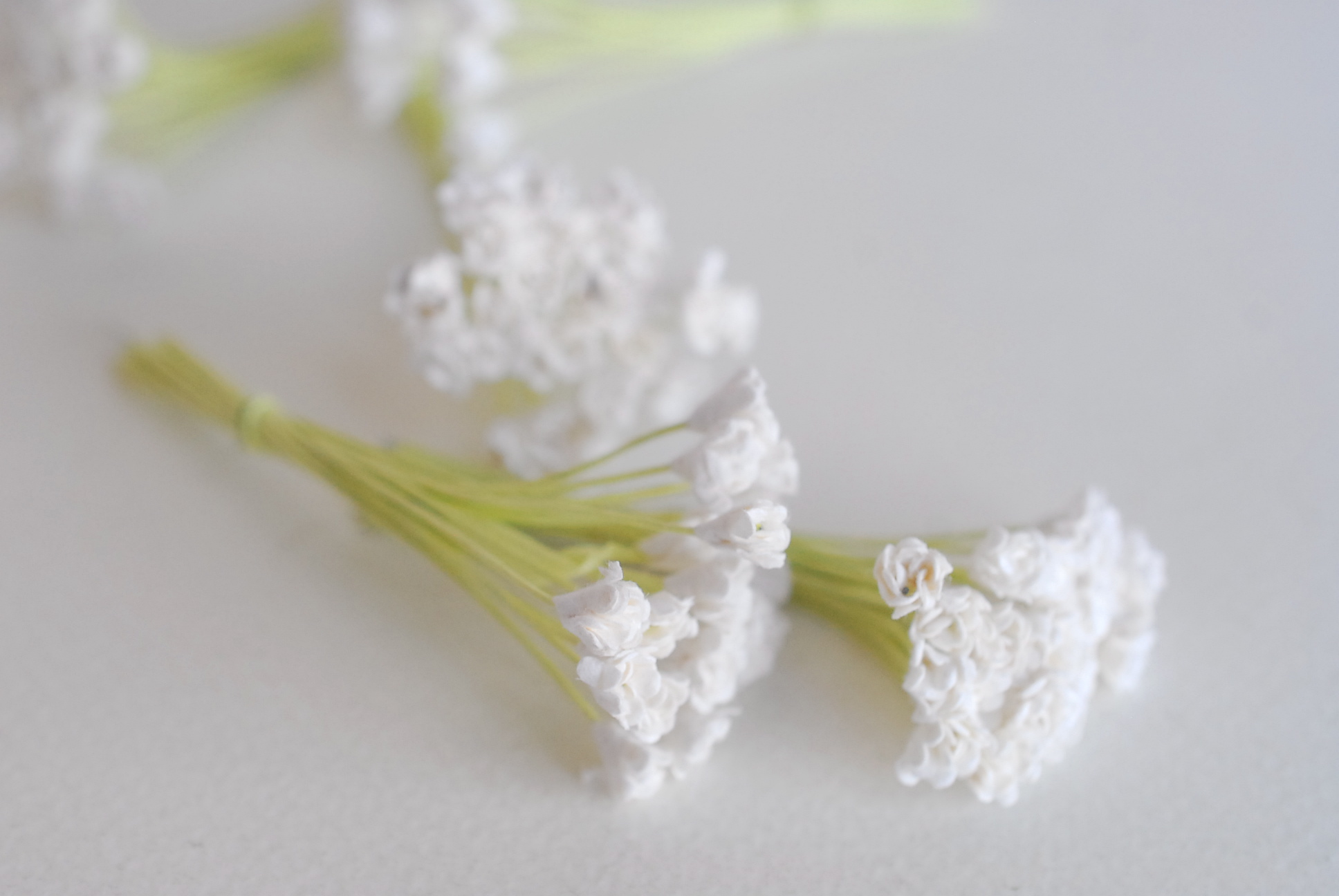 ดอกไม้ประดิษฐ์, ดอกไม้กระดาษสา, ดอก gypsophila, ดอกยิปโซ งานประดิษฐ์ตกแต่งของชำร่วย, ดอกไม้ทำพานพุ่ม, พานรับไหว้, ขนาด 0.4 cm. สีขาว