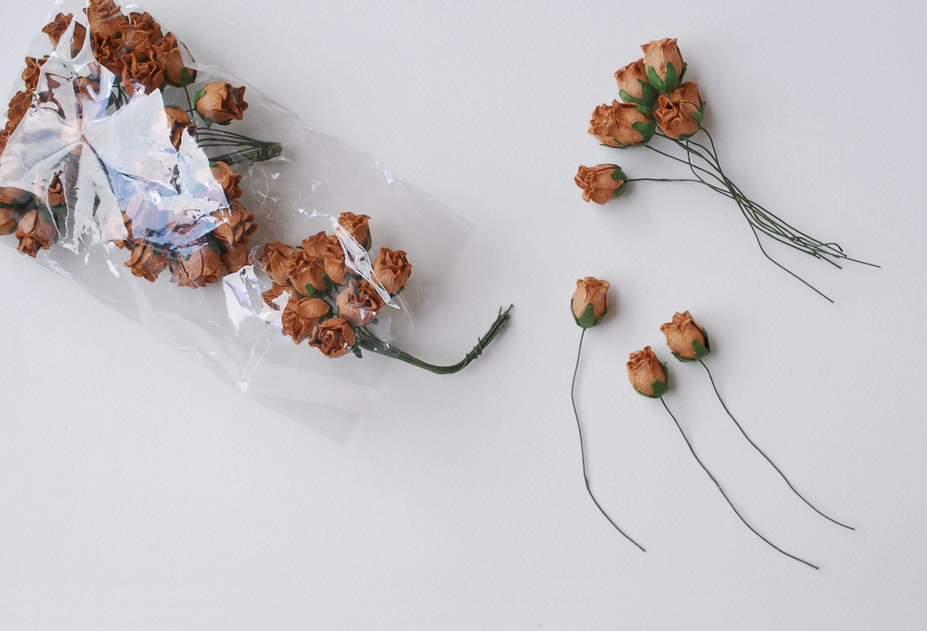 ดอกไม้กระดาษสา ดอกไม้กระดาษสา จตุจักร งานประดิษฐ์ ดอกไม้ทำข้อมือเพื่อนเจ้าสาว แต่งงาน, ดอกกุหลาบตูม 50 ดอก สีน้ำตาลกระดาษ color ขนาด 1.5 cm. paper flowers, budding roses flower 1.5 cm. 50 pieces. medium brown color.