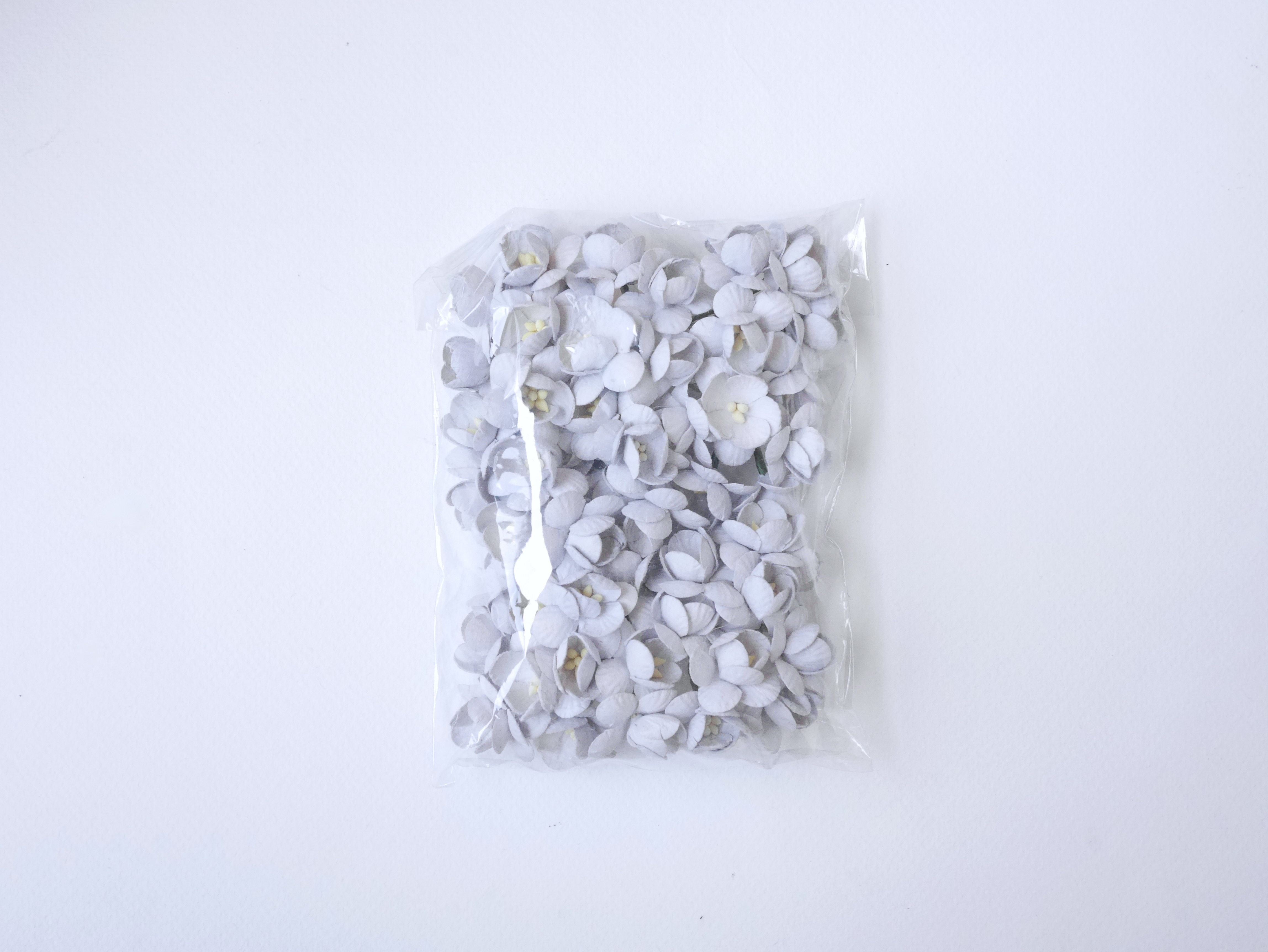 ดอกไม้กระดาษสา ดอกซากุระกระดาษ ดอกไม้กระดาษสาราคาส่ง ดอกไม้กระดาษสำหรับตกแต่งของชำร่วย งานแต่งงาน ทำช่อดอกไม้ติดอกเจ้าบ่าว ข้อมือดอกไม้เจ้าสาว ขนาด2.5 cm. 50 ดอก สีเทาอ่อน Paper flowers supplies: DIY wedding tools Cherry blossom (Sakura) 50 pcs. size 2.5