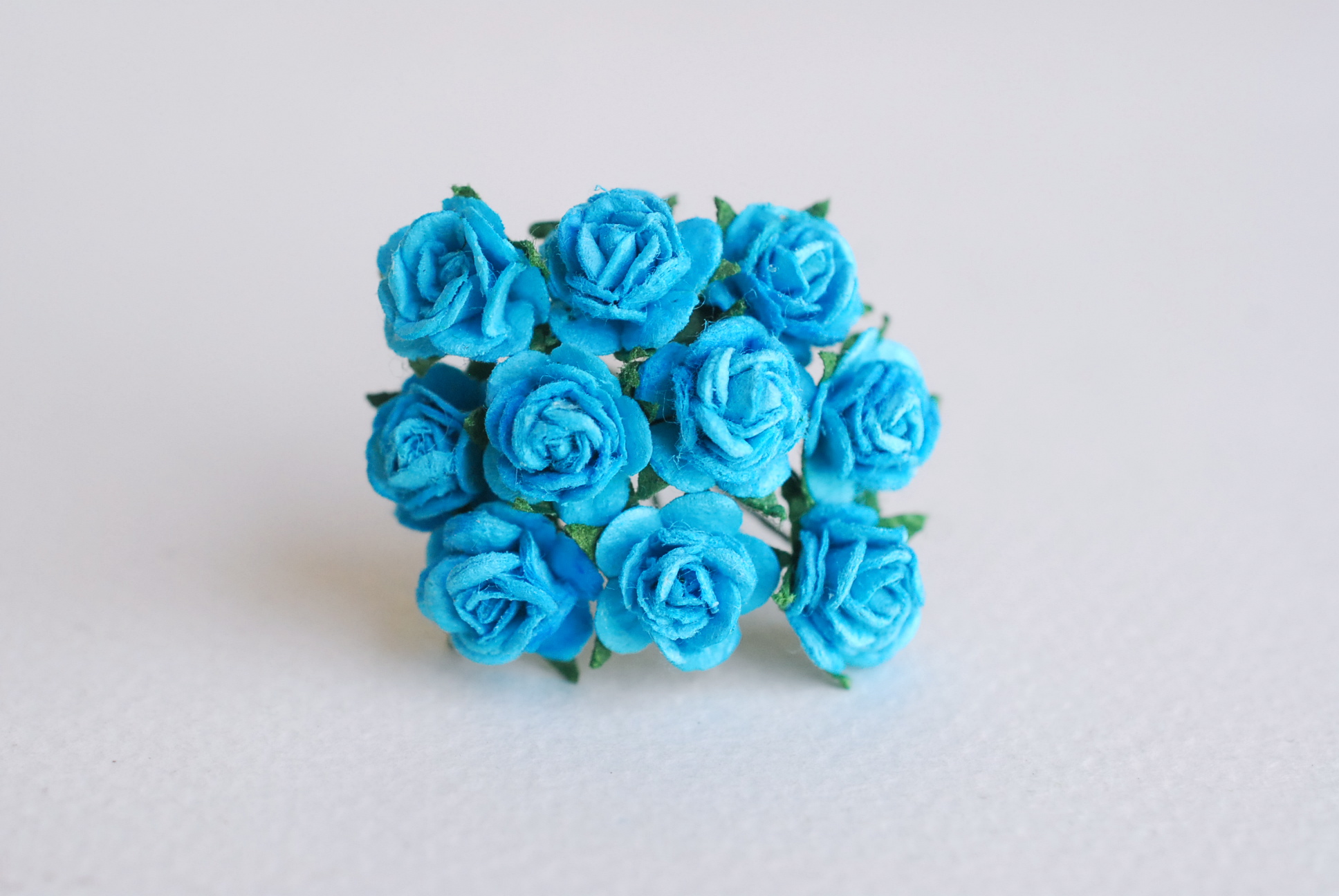 ดอกไม้กระดาษสาสำหรับตกแต่ง ของชำร่วย ดอกกุหลาบ ดอกกุหลาบสีแดง กระดาษสา สีฟ้าน้ำทะเลขนาด 1 cm. จำนวน 100 ดอก/1 ถุง