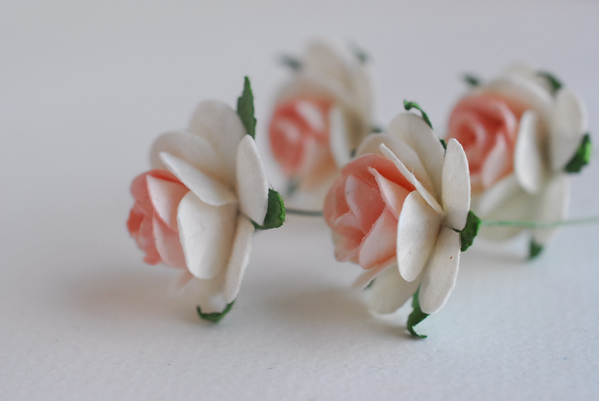 ดอกไม้กระดาษ ดอกไม้กระดาษสา ราคาส่ง,ดอกไม้กุหลาบกระดาษ ดอกกุหลาบกระดาษสา ดอกไม้ประดิษฐ์ สำหรับตกแต่ง หรืองานแต่งงาน สีชมพูขาว 2 tone ขนาด 2.5 cm. จำนวน 50 ดอก