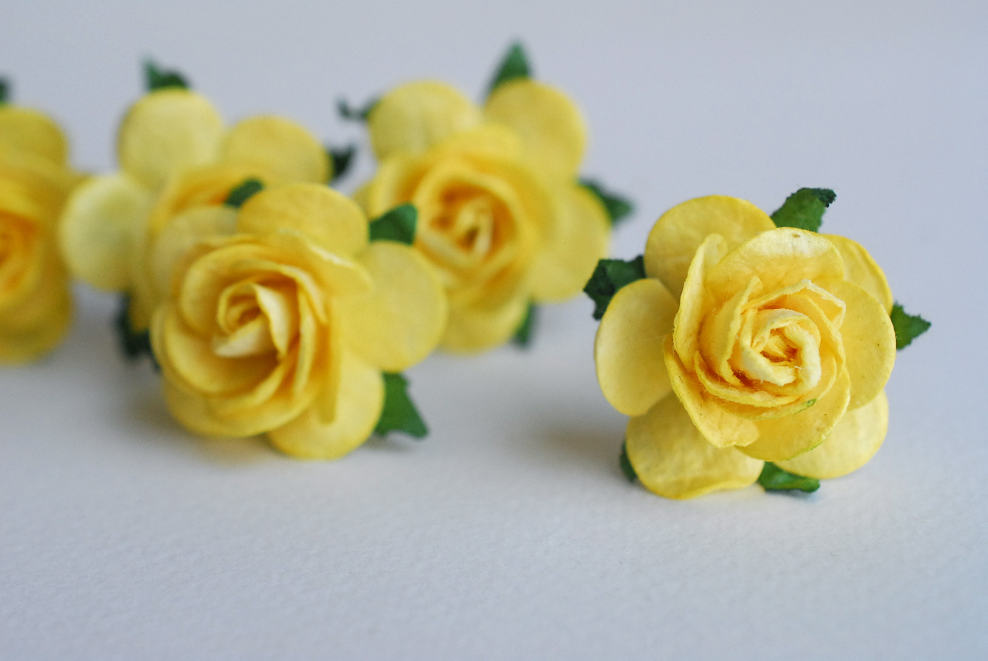 ดอกไม้กระดาษสา ดอกไม้กระดาษสา ราคาส่ง, ดอกกุหลาบกระดาษสา ดอกไม้ประดิษฐ์ สำหรับตกแต่ง หรืองานแต่งงาน สีเหลือง ขนาด 2.5 cm. จำนวน 50 ดอก Paper flowers, handmade flowers, small roses paper size 2.5 cm. 50 pieces, yellow color.