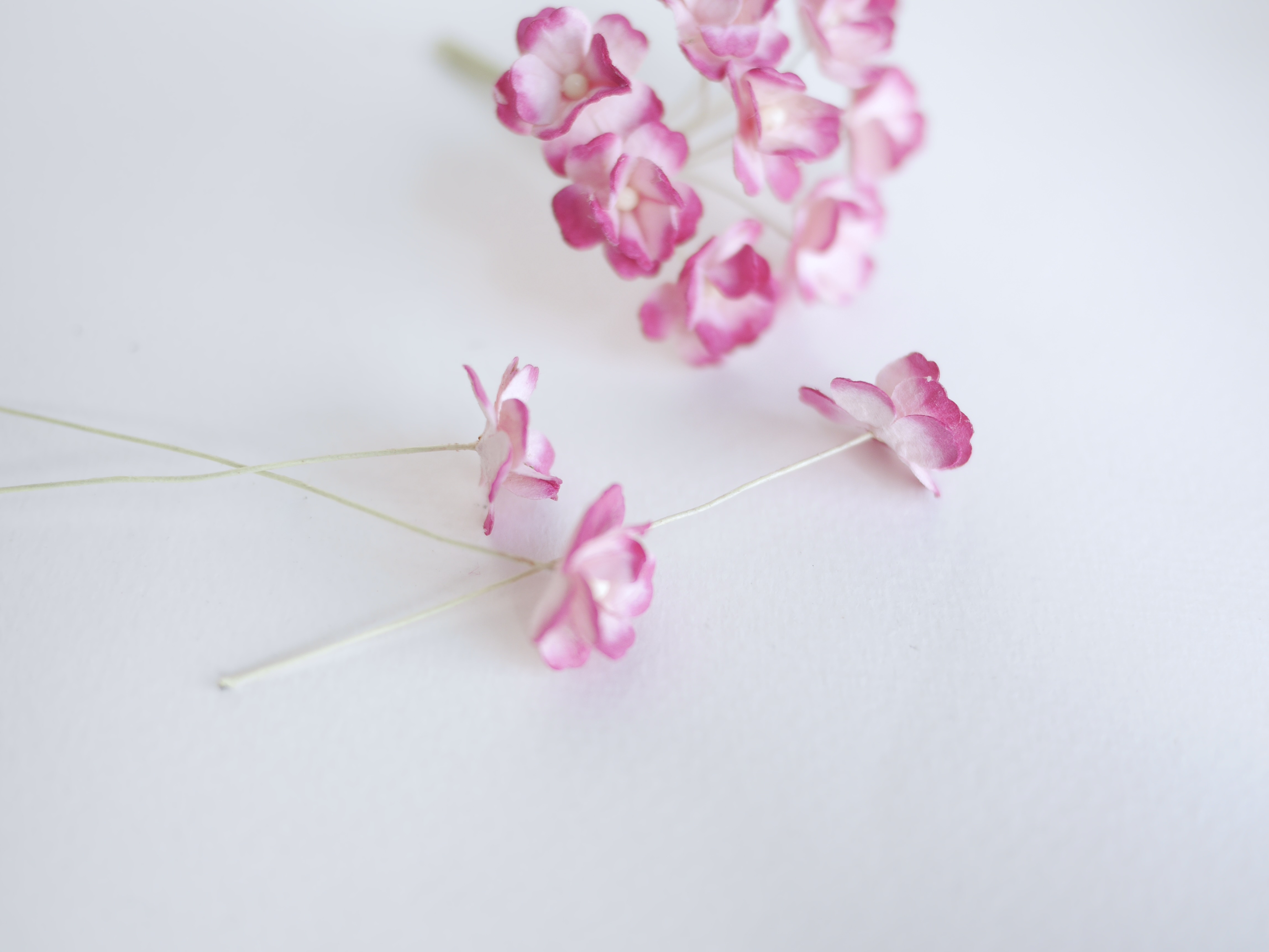 ดอกไม้กระดาษสา ราคาส่ง, ดอกไฮเดรนเยียกระดาษสา ดอกไม้ประดิษฐ์ ตกแต่งงานแต่งงาน ประดิษฐ์ข้อมือเพื่อนเจ้าสาว ขนาด 1.5 cm., สำหรับของชำร่วย, งานแต่งงาน, ดอกไม้ทำข้อมือเจ้าสาว สีบานเย็นปัด magenta brush pink จำนวน 100 ดอก Paper flower,100 Pieces mulberry hyden