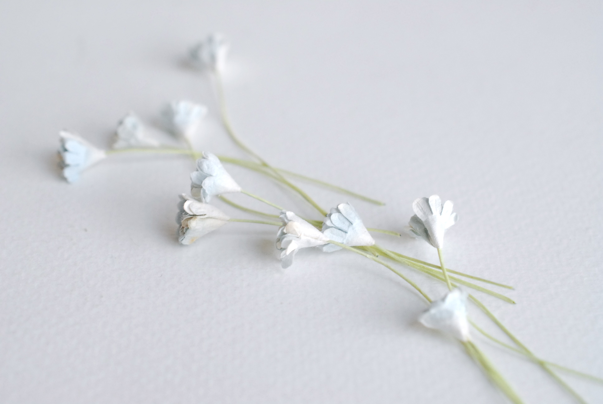 ดอกไม้ประดิษฐ์, ดอกไม้กระดาษสา, ดอก gypsophila, ดอกยิปโซ งานประดิษฐ์ตกแต่งของชำร่วย, ดอกไม้ทำพานพุ่ม, พานรับไหว้, ขนาด 1 cm. สีฟ้าตุ่นปัด