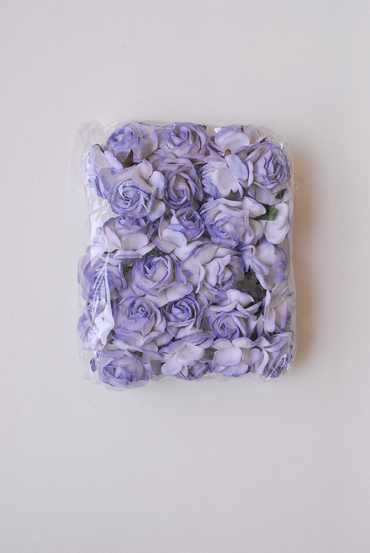 ดอกไม้กระดาษสา ดอกกุหลาบกระดาษสา ดอกไม้กุหลาบ ดอกไม้ประดิษฐ์ สำหรับตกแต่ง หรืองานแต่งงาน สีฟ้าตุ่นปัดขาว ขนาด 3.5 cm. จำนวน 25 ดอก Paper flowers, handmade flowers, small roses paper size 3.5 cm. 25 pieces, pale blue brush white color.