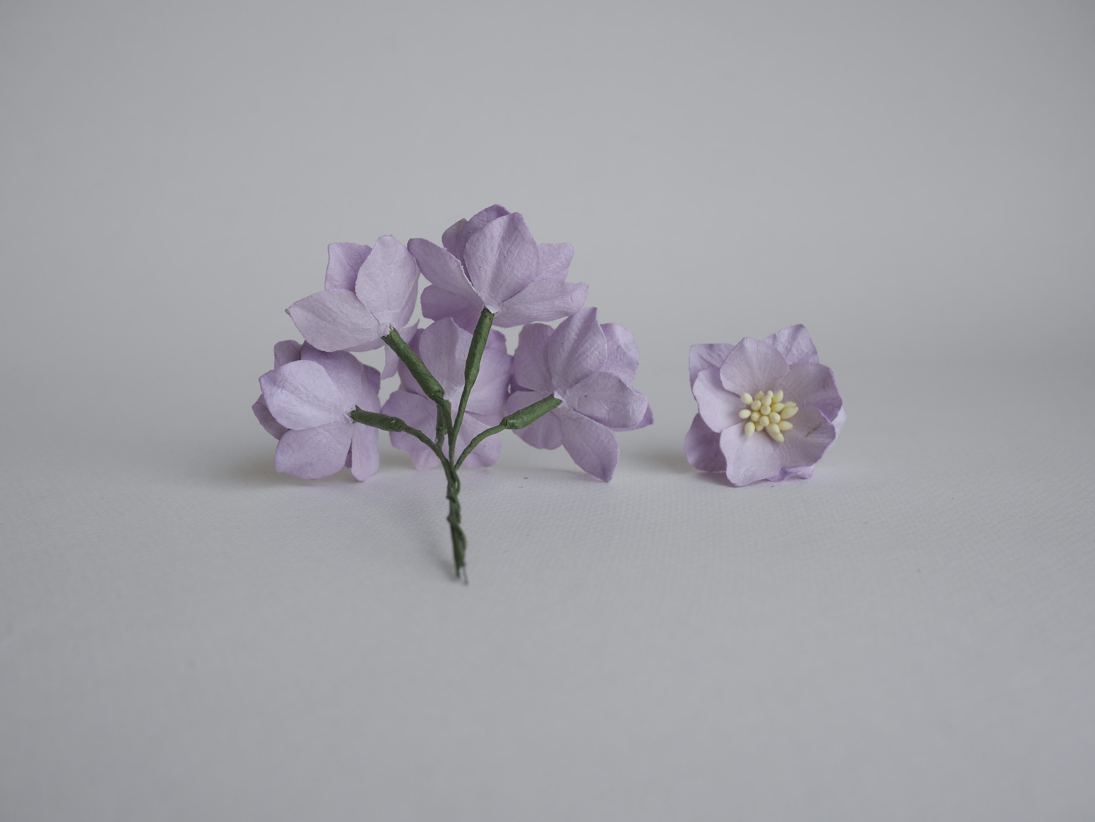 ดอกไม้กระดาษสา ดอกโลตัสอินโดนิเซียกระดาษ ดอกไม้กระดาษสาราคาส่ง ดอกไม้กระดาษสำหรับตกแต่งของชำร่วย งานแต่งงาน ทำช่อดอกไม้ติดอกเจ้าบ่าว ข้อมือดอกไม้เจ้าสาว ขนาด3.5 cm. 25 ดอก สีวม่วงพาสเทล 188 Paper flowers supplies: DIY wedding tools Big Cherry blossom (Lot