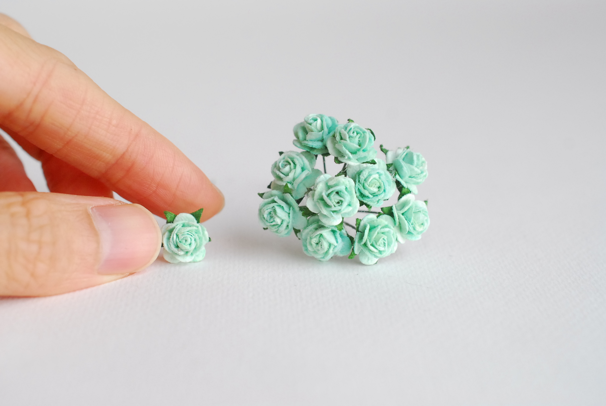 ดอกไม้กระดาษสาสำหรับตกแต่ง ของชำร่วย ดอกกุหลาบ กระดาษสา สีมิ้น #166 ขนาด 1 cm. จำนวน 100 ดอก/1 ถุง