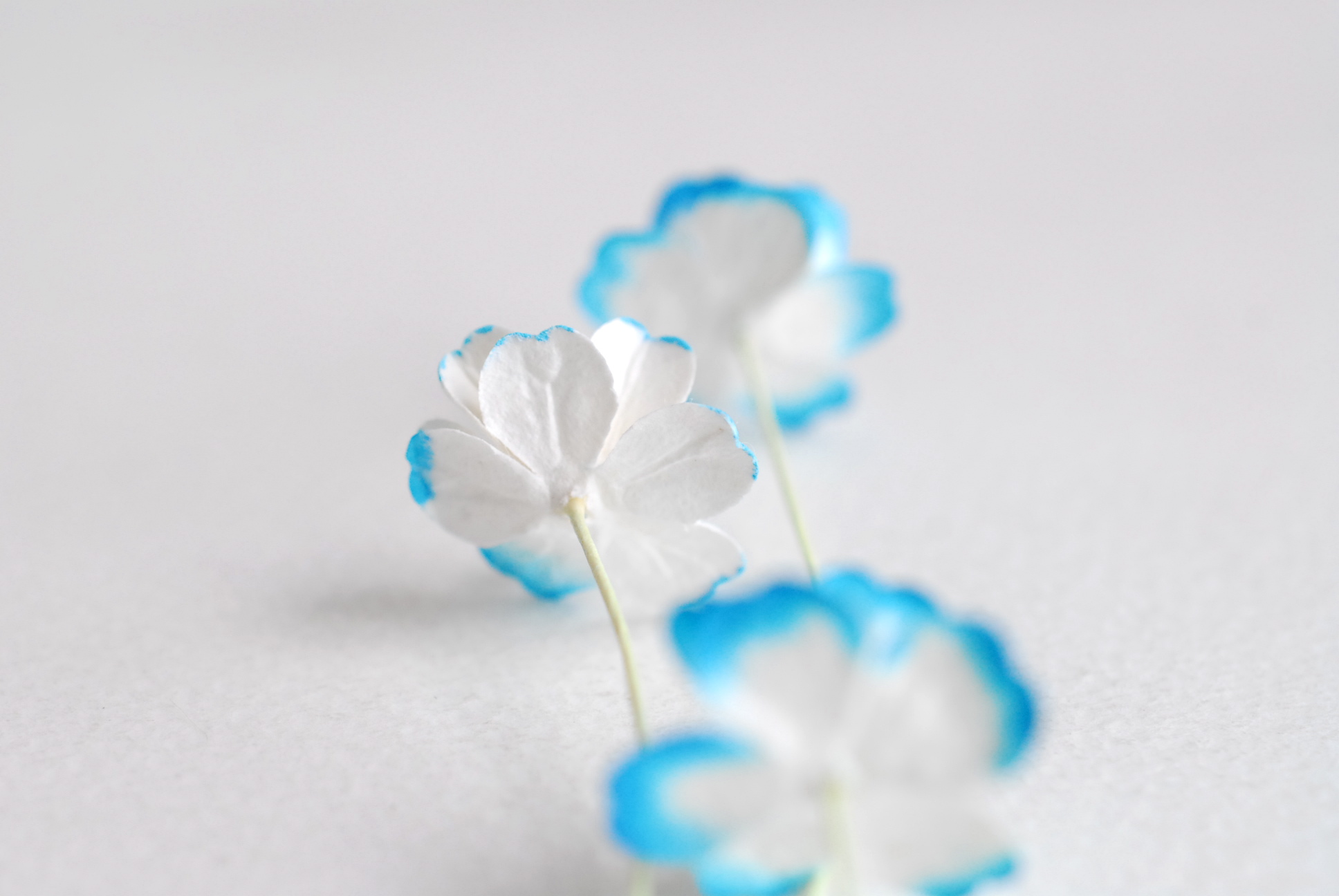 ดอกไม้กระดาษสา ราคาส่ง, ดอกไฮเดรนเยียกระดาษสา ดอกไม้ประดิษฐ์ ตกแต่งงานแต่งงาน ประดิษฐ์ข้อมือเพื่อนเจ้าสาว ขนา่ด 1.5 cm., สำหรับของชำร่วย, งานแต่งงาน, ดอกไม้ทำข้อมือเจ้าสาว สีฟ้าปัดขาว blue sky brush white จำนวน 100 ดอก Paper flower,100 Pieces mulberry hyd