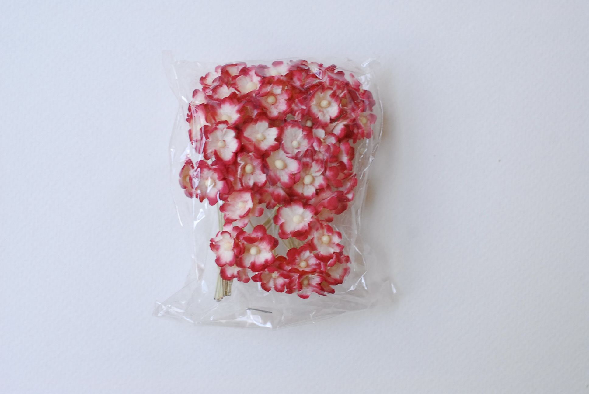 ดอกไม้กระดาษสา ดอกซากุระกระดาษขนาดเล็ก ดอกไม้กระดาษสาราคาส่ง ดอกไม้กระดาษสำหรับตกแต่งของชำร่วย งานแต่งงาน ทำช่อดอกไม้ติดอกเจ้าบ่าว ข้อมือดอกไม้เจ้าสาว ขนาด 1.5 cm. 50 ดอก Paper flowers supplies: DIY wedding tools Small Cherry blossom (Sakura) 50 pcs. size