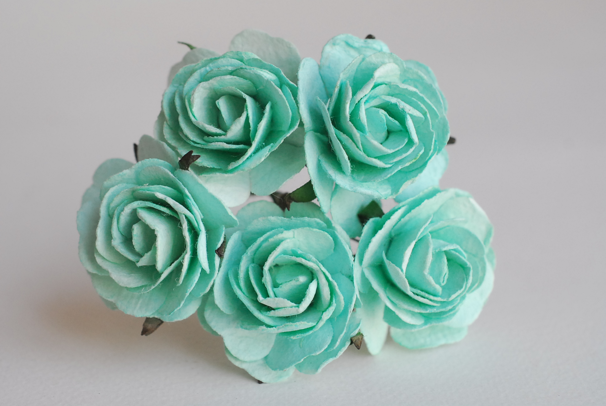 ดอกไม้กระดาษสา ราคาส่ง, ดอกกุหลาบกระดาษสา ดอกไม้ประดิษฐ์ สำหรับตกแต่ง หรืองานแต่งงาน สีmint ขนาด 3.5 cm. จำนวน 25 ดอก Paper flowers, handmade flowers, small roses paper size 3.5 cm. 25 pieces, mint color.