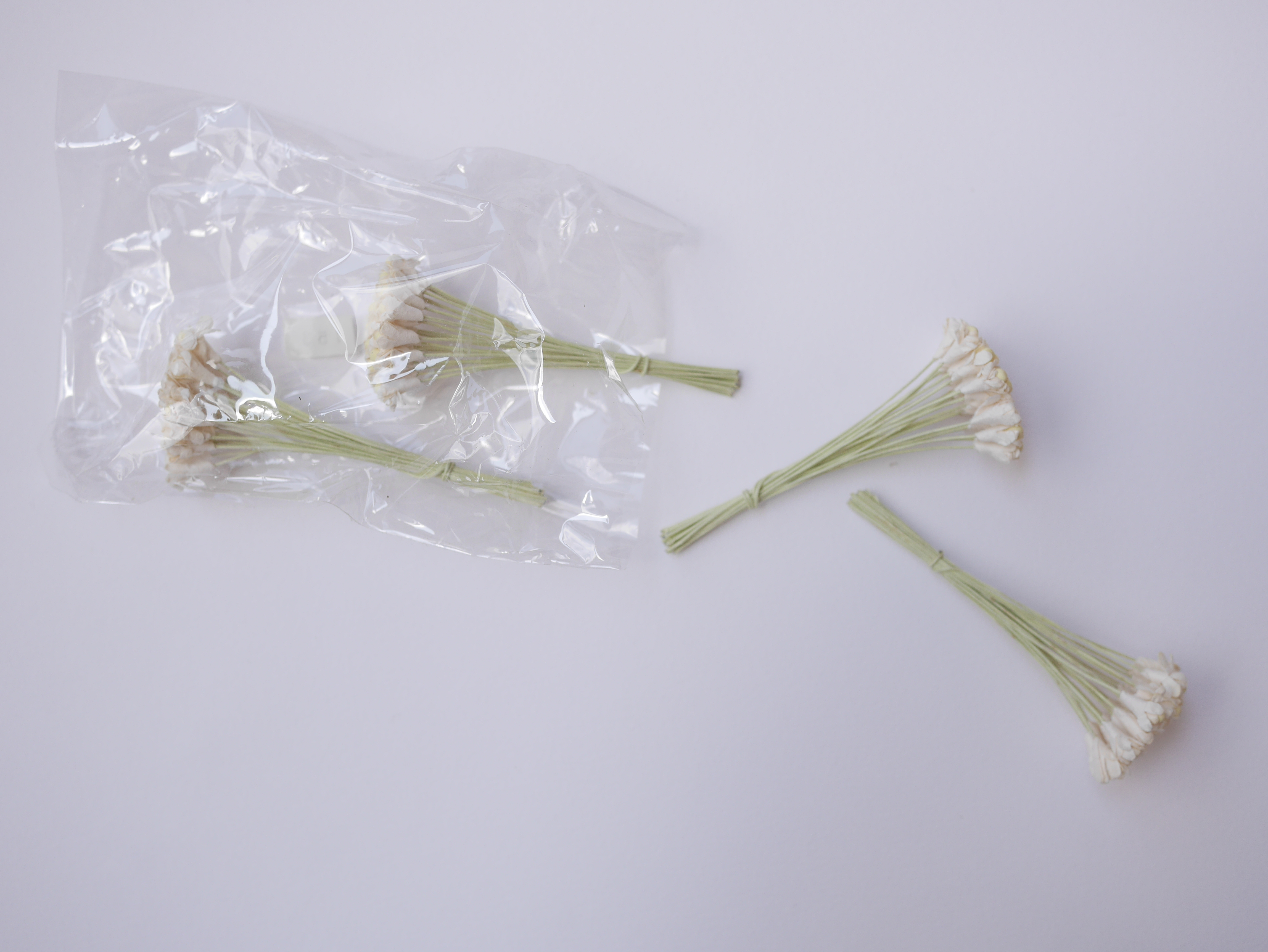ดอกไม้ประดิษฐ์, ดอกไม้กระดาษสา, ดอก gypsophila, ดอกยิปโซ งานประดิษฐ์ตกแต่งของชำร่วย, ดอกไม้ทำพานพุ่ม, พานรับไหว้, ขนาด 0.8 cm. สีงาช้าง เกสรสีครีม ivory color with pollen