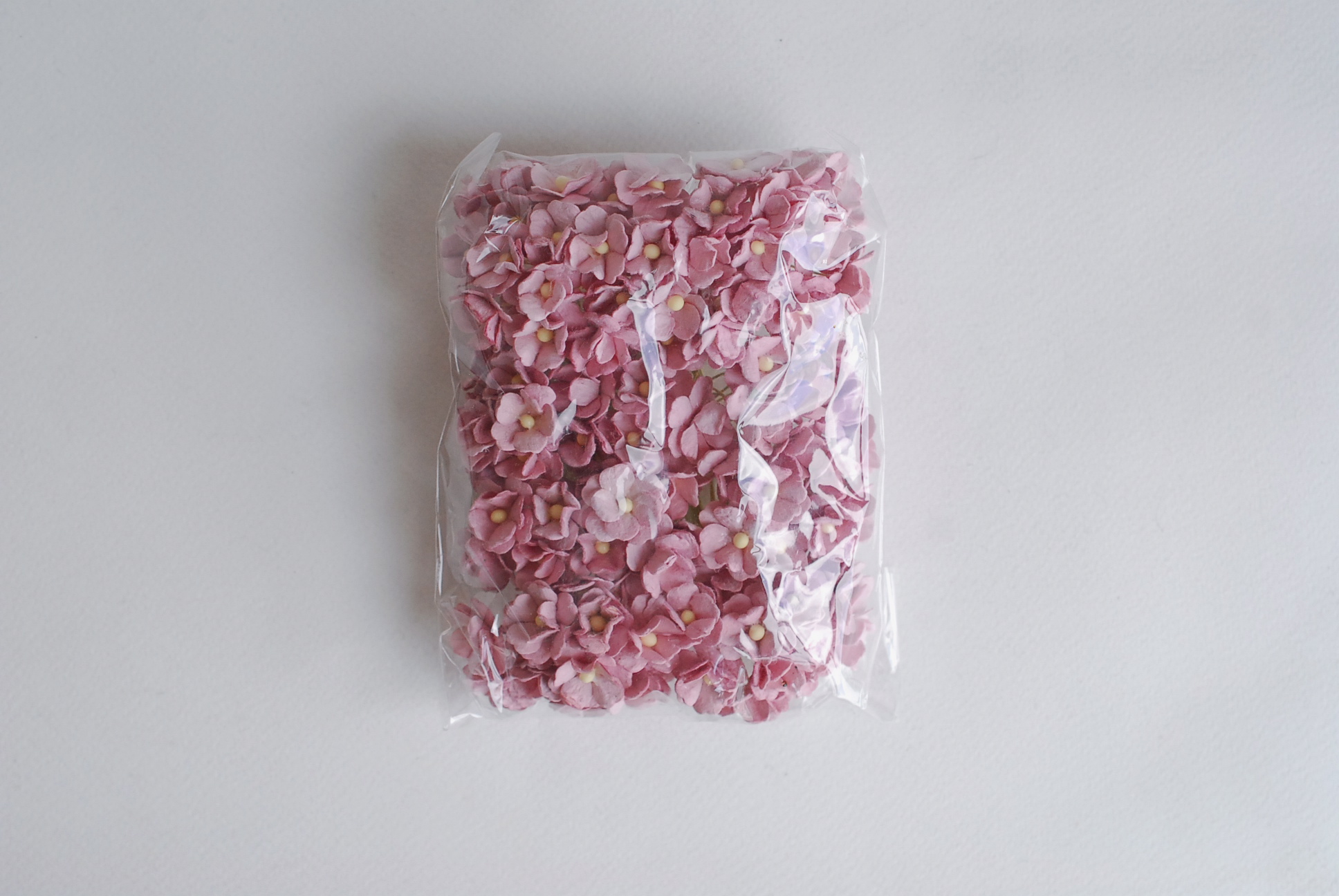 ดอกไม้กระดาษสา ราคาส่ง, ดอกไฮเดรนเยียกระดาษสา ดอกไม้ประดิษฐ์ ตกแต่งงานแต่งงาน ประดิษฐ์ข้อมือ เพื่อนเจ้าสาว ขนา่ด 1.5 cm., สำหรับของชำร่วย, งานแต่งงาน, ดอกไม้ทำข้อมือเจ้าสาว สีชมพูตุ่น จำนวน 100 ดอก Paper flower,100 Pieces mulberry hydenyia, maroon pink co