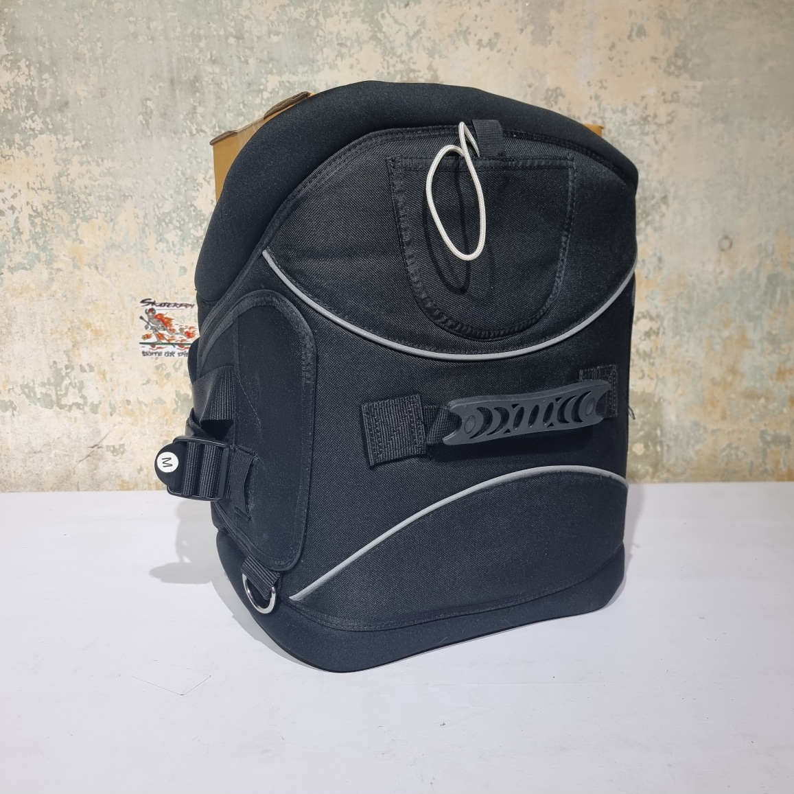 [0205] อุปกรณ์สำหรับ kiteboard, บังคับว่าว control bar, สายรัด leash, เข็มขัดนิรภัย harness, สายว่าว lines