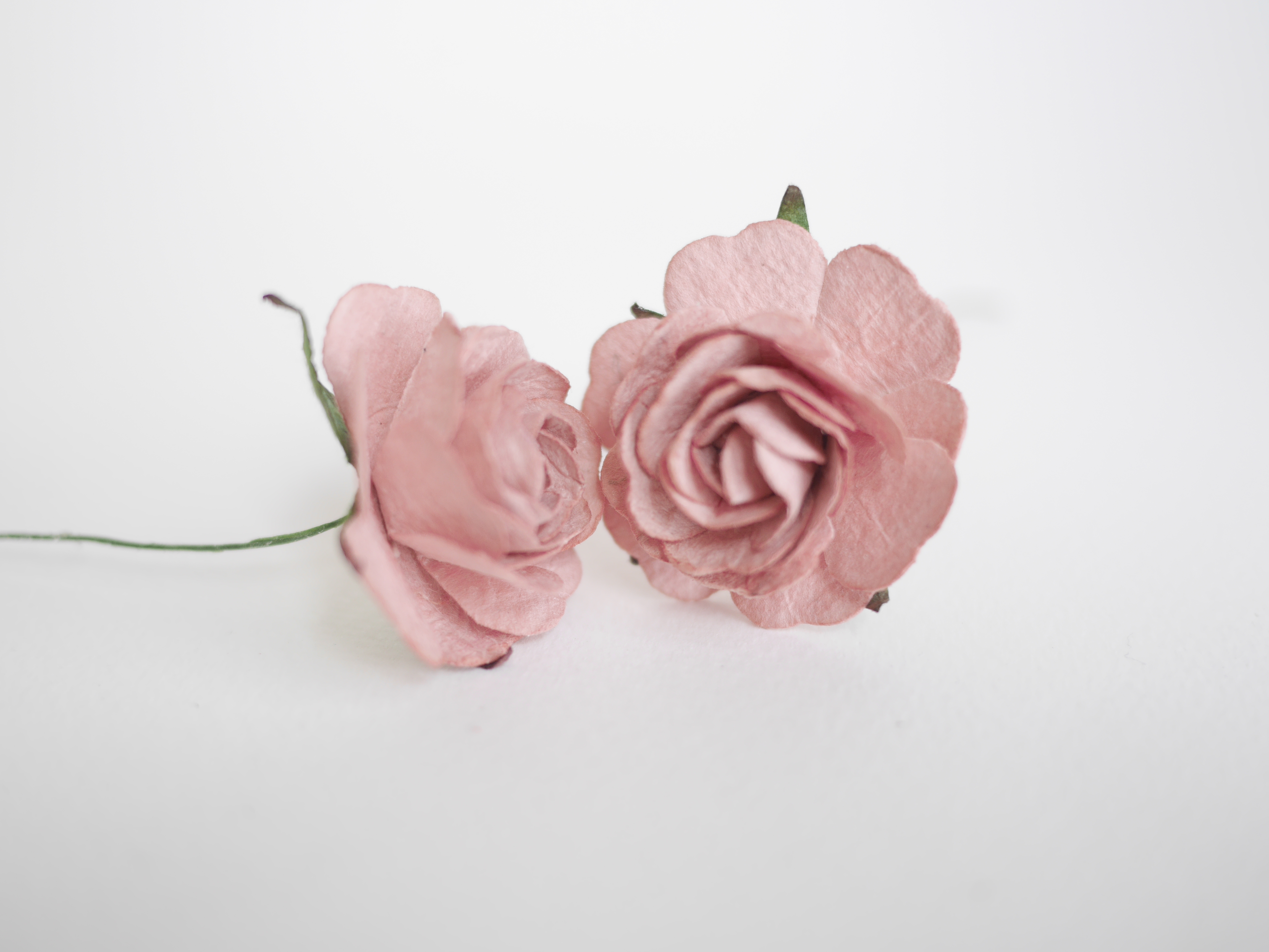 ดอกไม้กระดาษสา ราคาส่ง, ดอกกุหลาบกระดาษสา ดอกไม้ประดิษฐ์ สำหรับตกแต่ง หรืองานแต่งงาน สีชมพูตุ่นขนาด 3.5 cm. จำนวน 25 ดอก Paper flowers, handmade flowers, small roses paper size 3.5 cm. 25 pieces, pink maroon color.