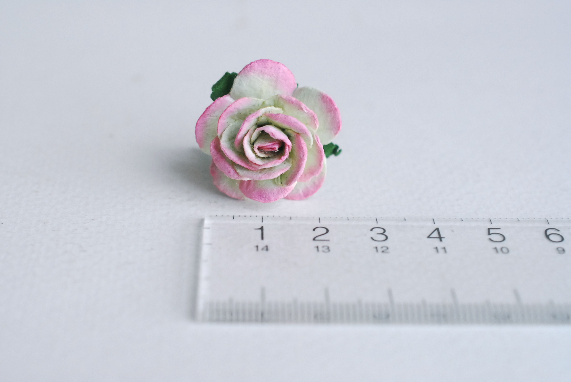 ดอกไม้กระดาษสา ดอกไม้กระดาษสา ราคาส่ง, ดอกกุหลาบกระดาษสา ดอกไม้ประดิษฐ์ สำหรับตกแต่ง หรืองานแต่งงาน สีเขียวปัดชมพูตุ่นขนาด 2.5 cm. จำนวน 50 ดอก Paper flowers, handmade flowers, small roses paper size 2.5 cm. 50 pieces, green brush pink color.