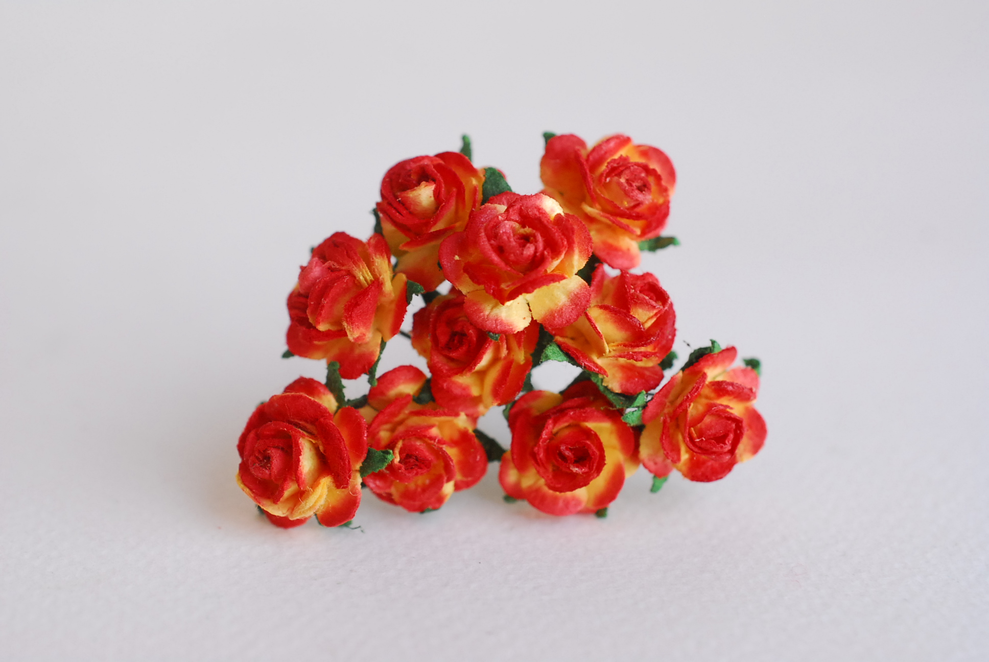 ดอกไม้กุหลาบกระดาษ, ดอกกุหลาบกระดาษสา ดอกกุหลาบจิ๋ว ดอกกุหลาบกระดาษสา สำหรับประดับ ตกแต่งของชำร่วย, งานแต่งงาน สีMIXED แดงปัดเหลือง ส้มทูโทน เขียวปัด เหลืองปัด ฟ้าตุ่นปัด ม่วงปัดขาว ม่วงปัดครีม ม่วงอ่อนปัดขาว และ ชมพูปัดครีม ขนาด 1.5 cm. จำนวน 100 ดอก